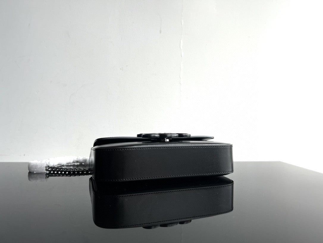 Celine CUIR TRIOMPHE 20 ALL BLACK CALFSKIN