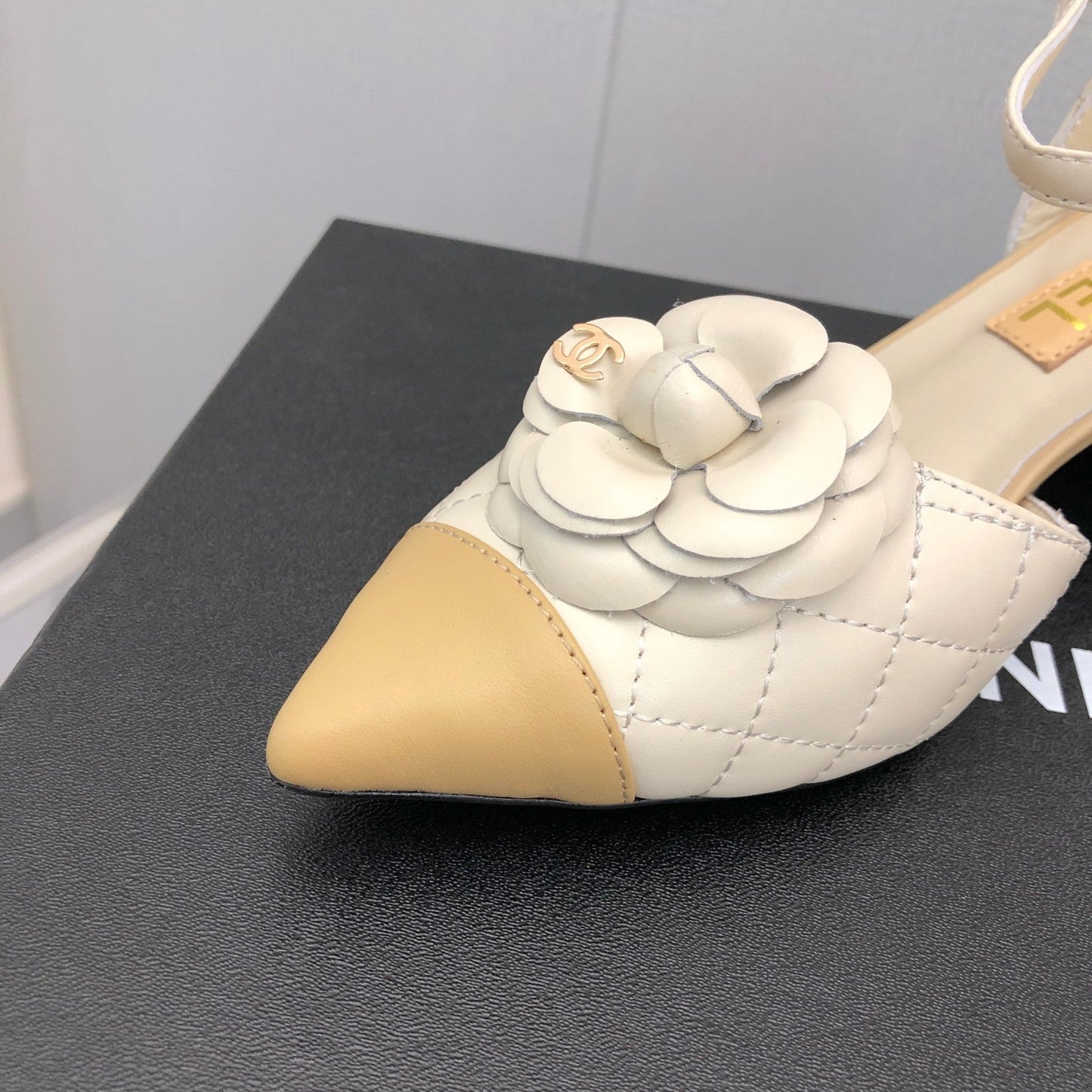 CHANEL 25C 5CM Slingback Flats White Leather 213244