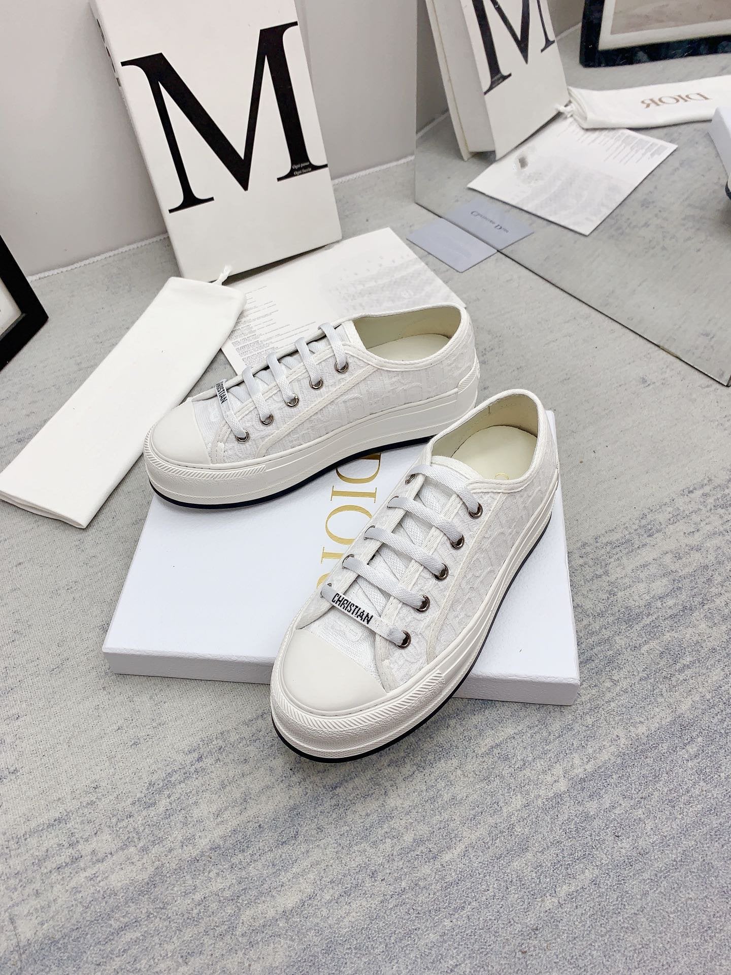 DIOR walkn 45 white oblique embroidery canvas