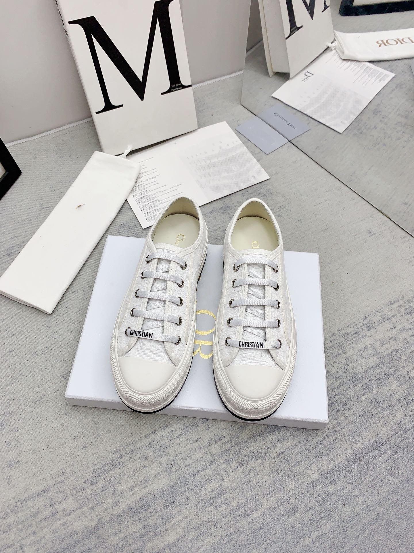 DIOR walkn 45 white oblique embroidery canvas