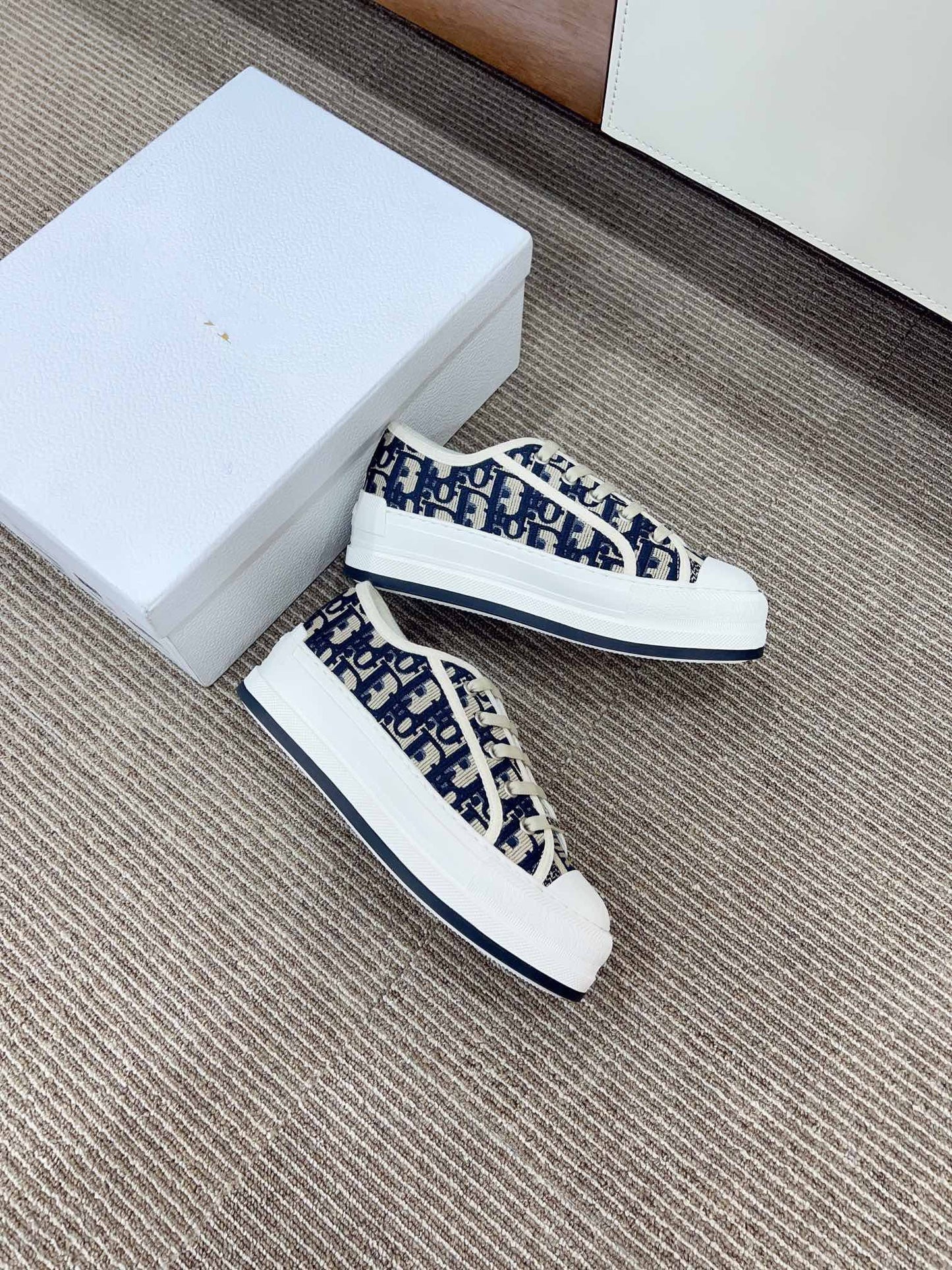 DIOR WALKN WHITE DEEP BLUE OBLIQUE EMBROIDERY CANVAS
