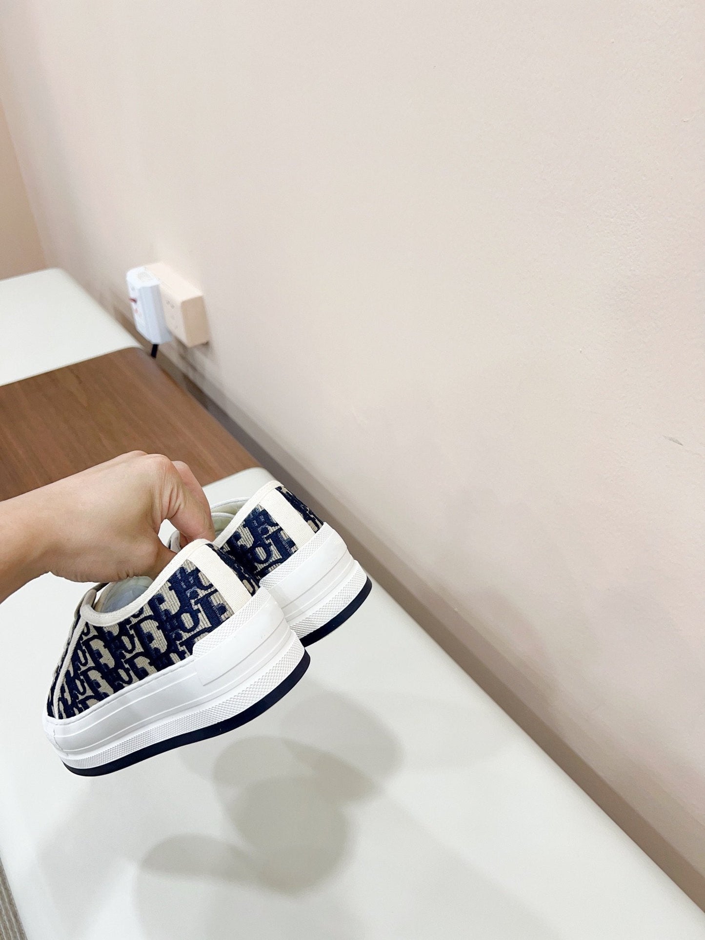 DIOR WALKN WHITE DEEP BLUE OBLIQUE EMBROIDERY CANVAS