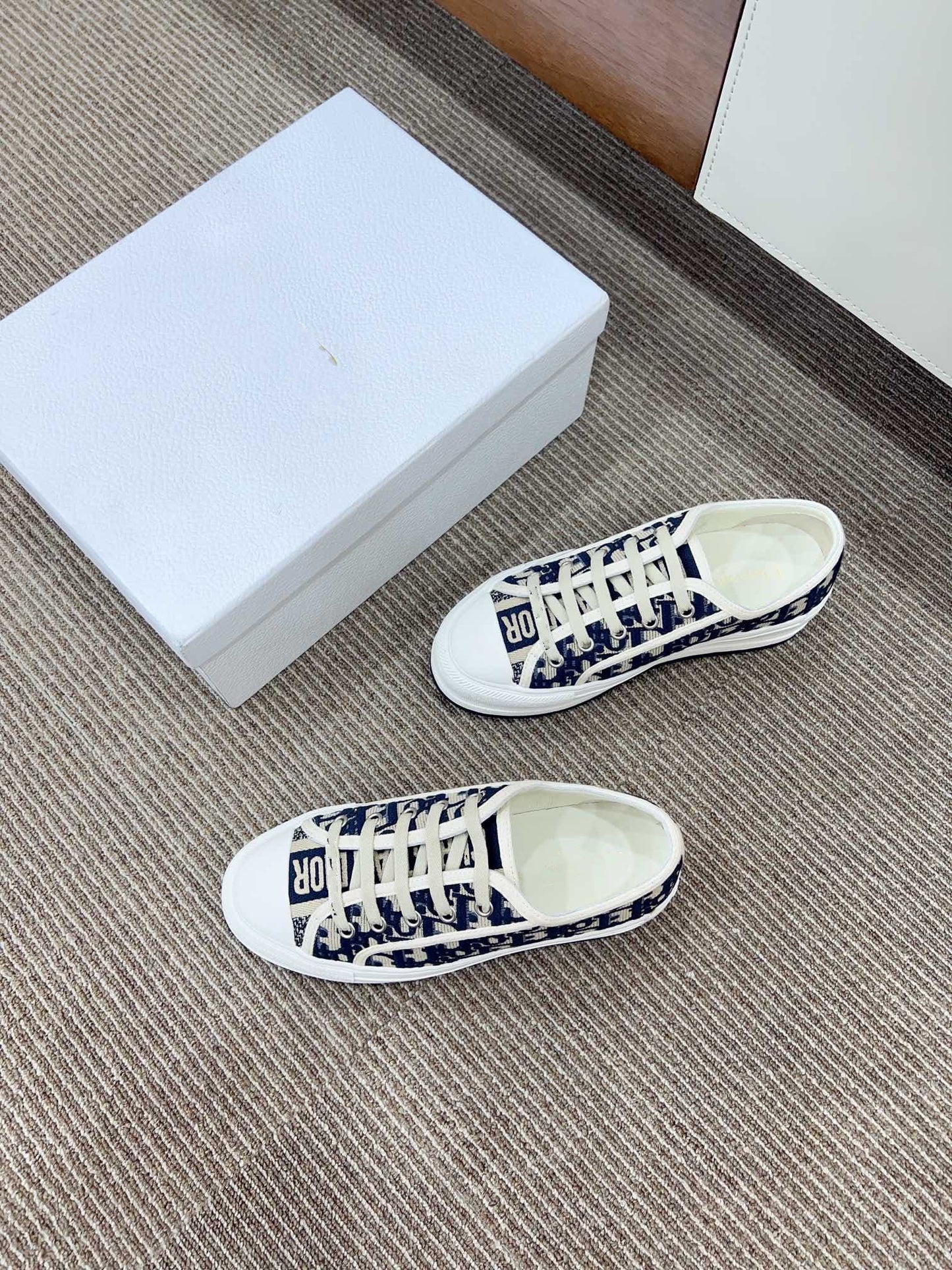 DIOR WALKN WHITE DEEP BLUE OBLIQUE EMBROIDERY CANVAS