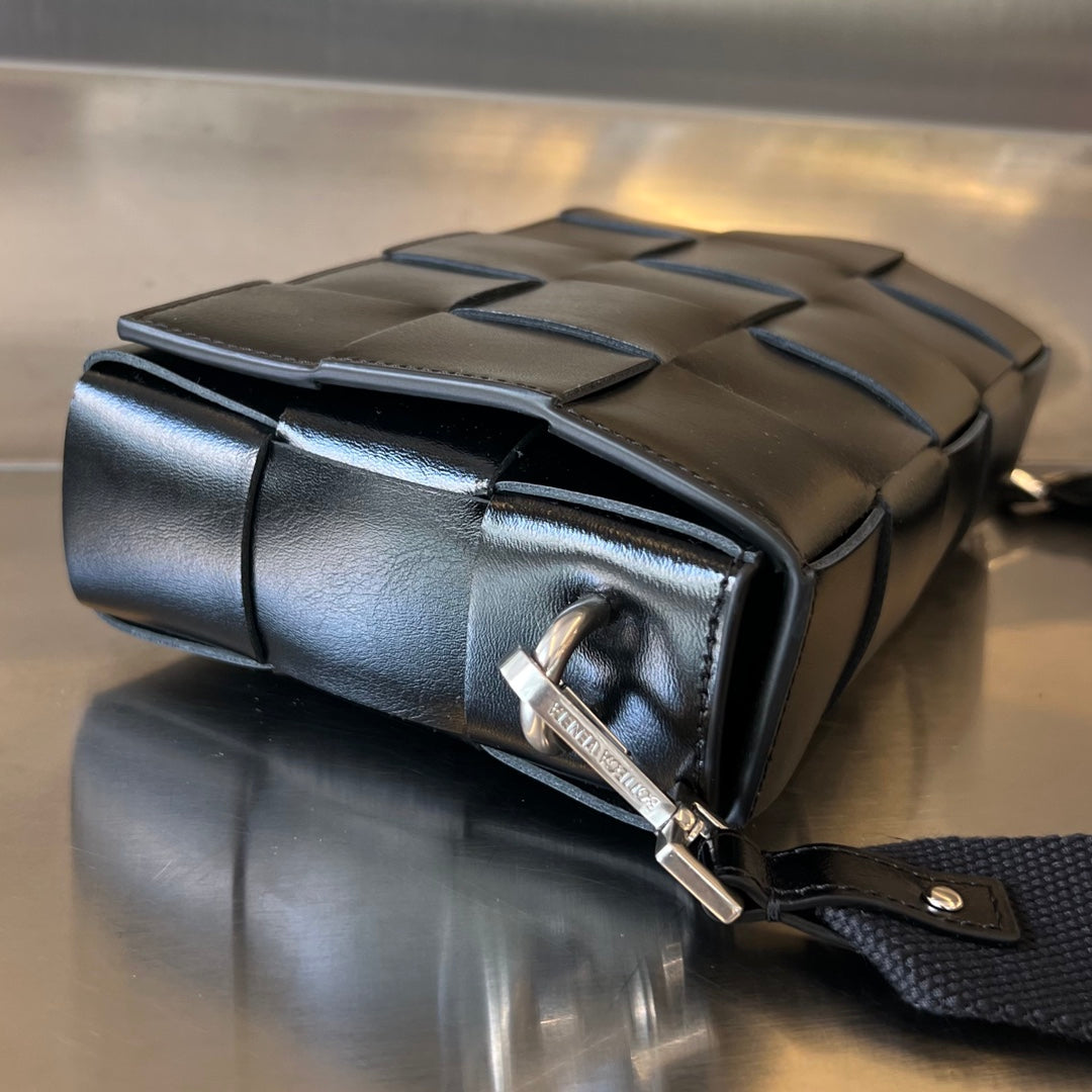 Bottega Veneta CASSETTE 23 BLACK CALFSKIN WITH VERSATILE STRAP