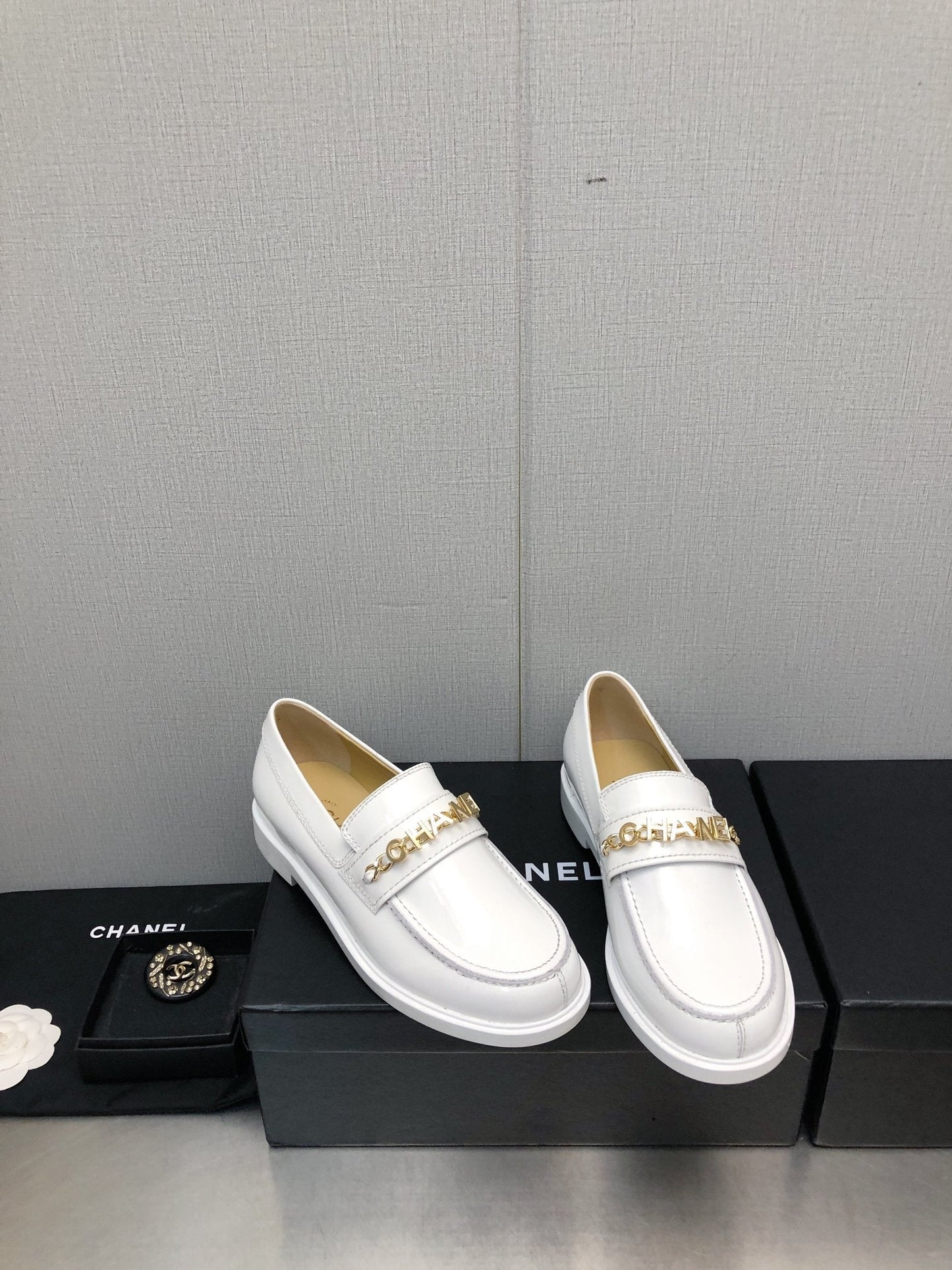 CHANEL 25C Loafer White Glossy Calf Leather 212976