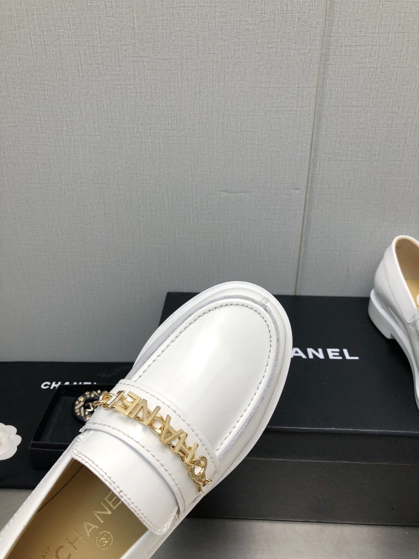 CHANEL 25C Loafer White Glossy Calf Leather 212976