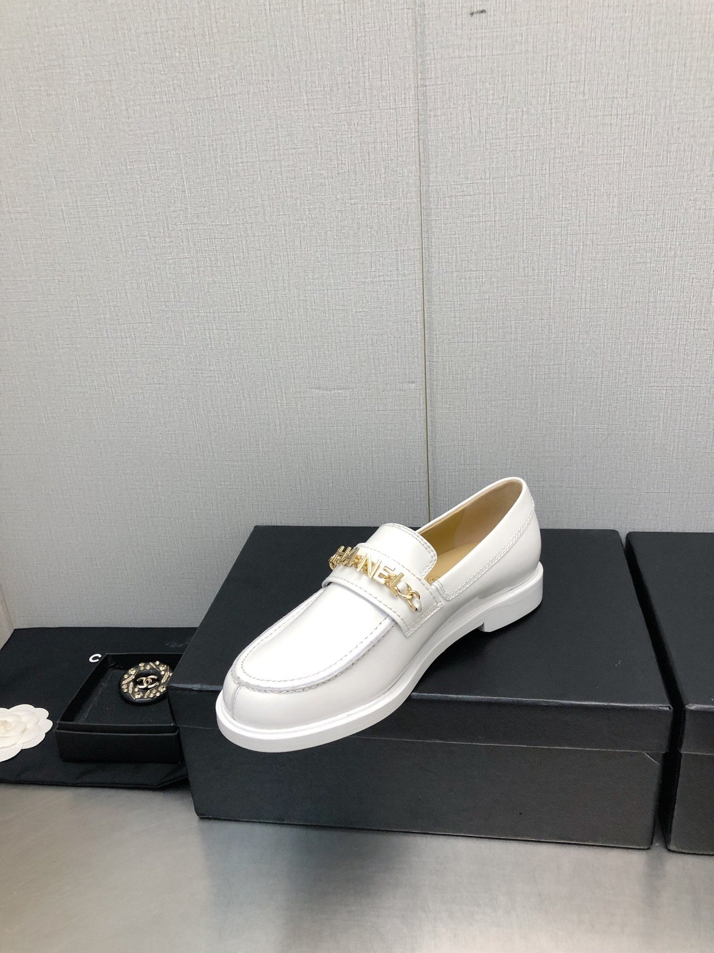 CHANEL 25C Loafer White Glossy Calf Leather 212976