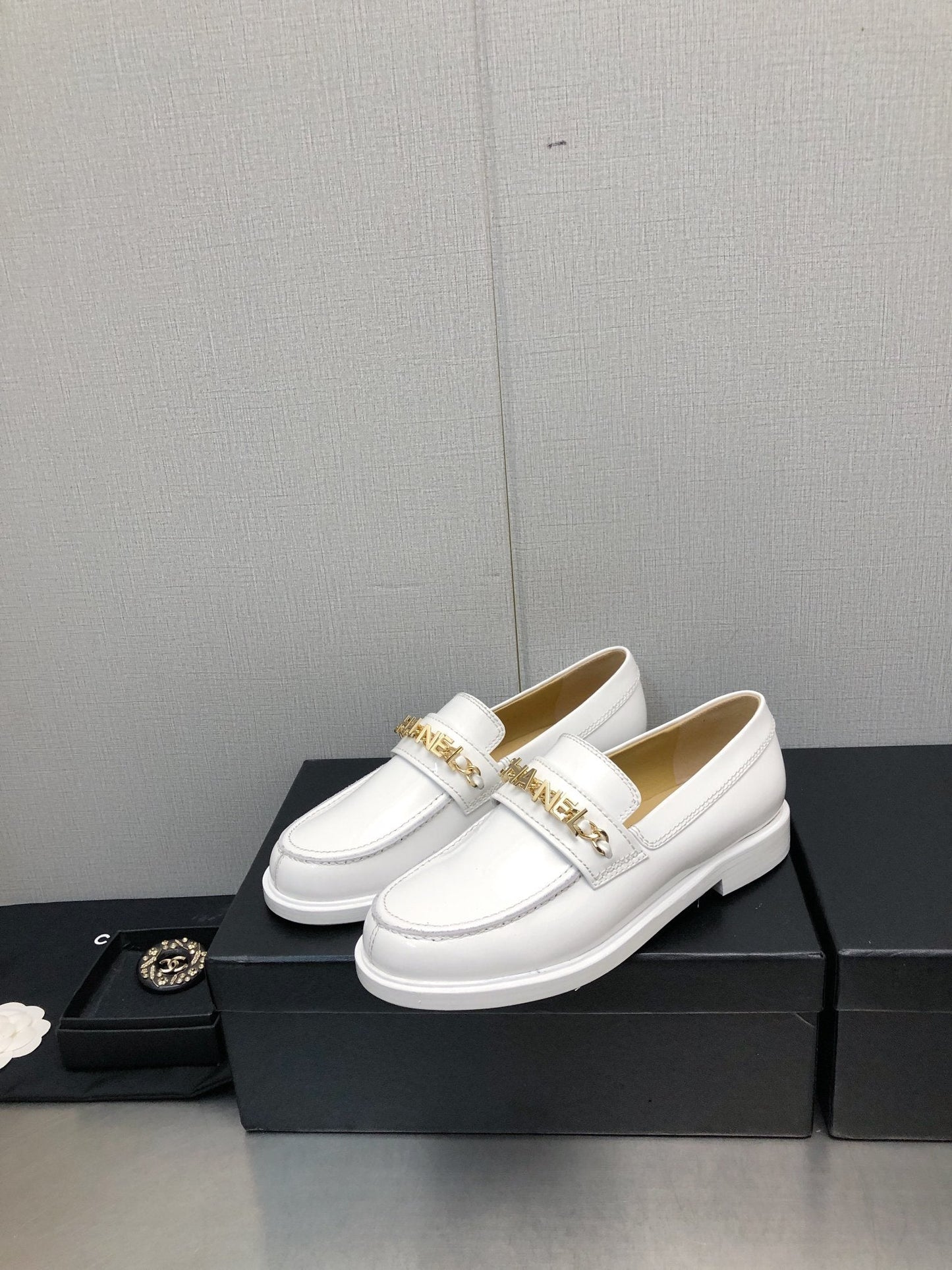 CHANEL 25C Loafer White Glossy Calf Leather 212976