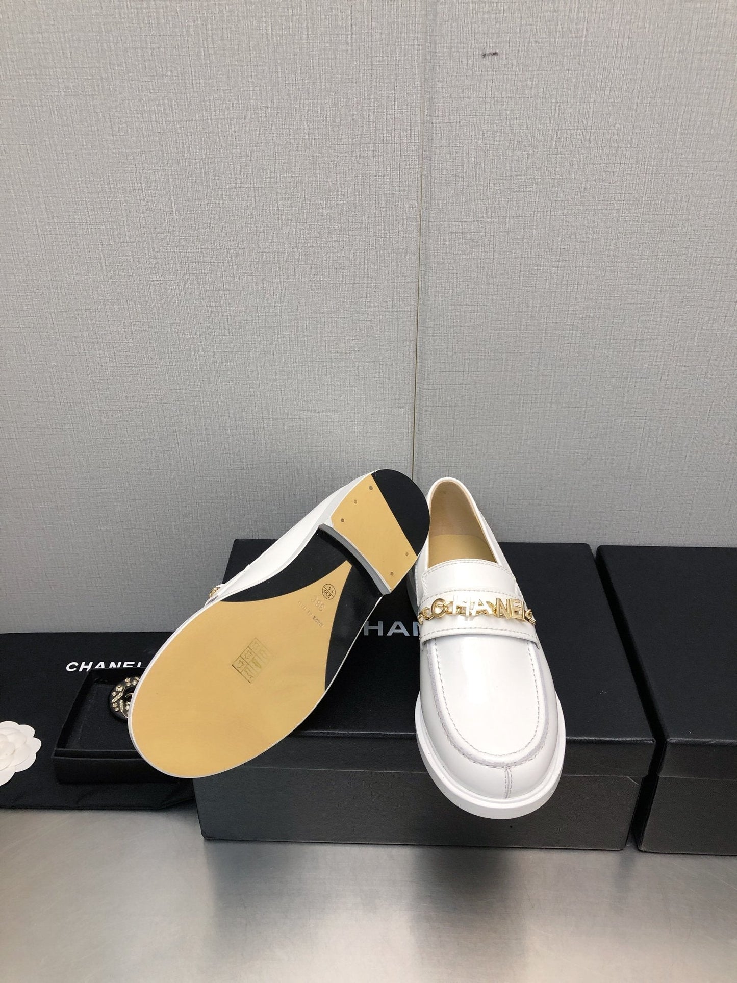 CHANEL 25C Loafer White Glossy Calf Leather 212976
