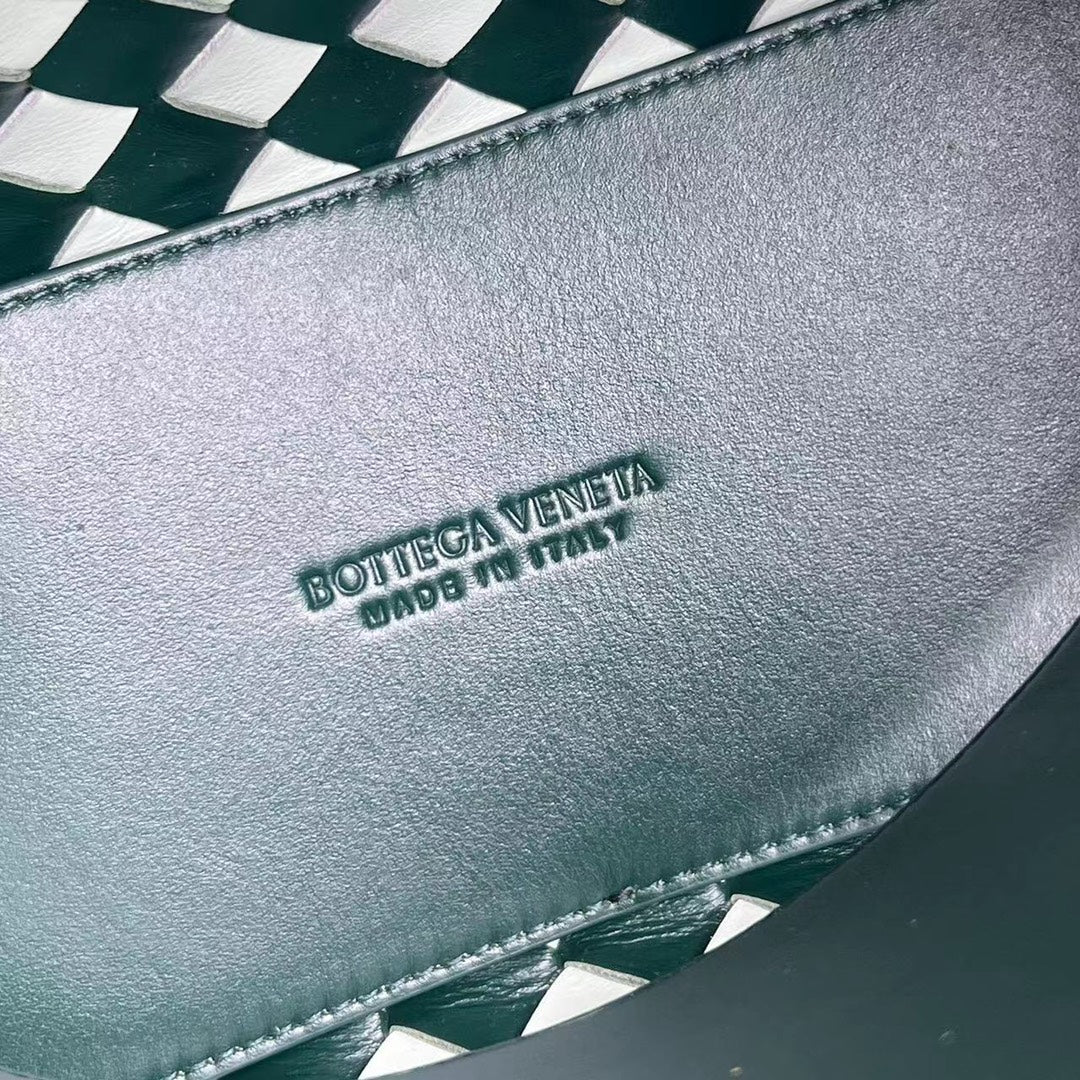Bottega Veneta bv small andiamo 25 white dark green lambskin
