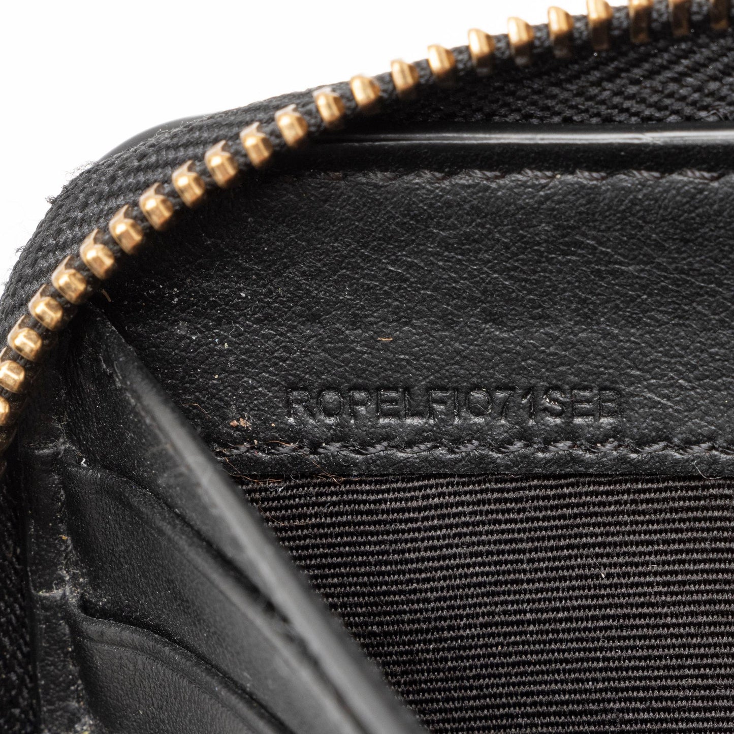 Burberry Grainy Calfskin Embossed Logo Zip Around Wallet (SHF-cYIxLz)