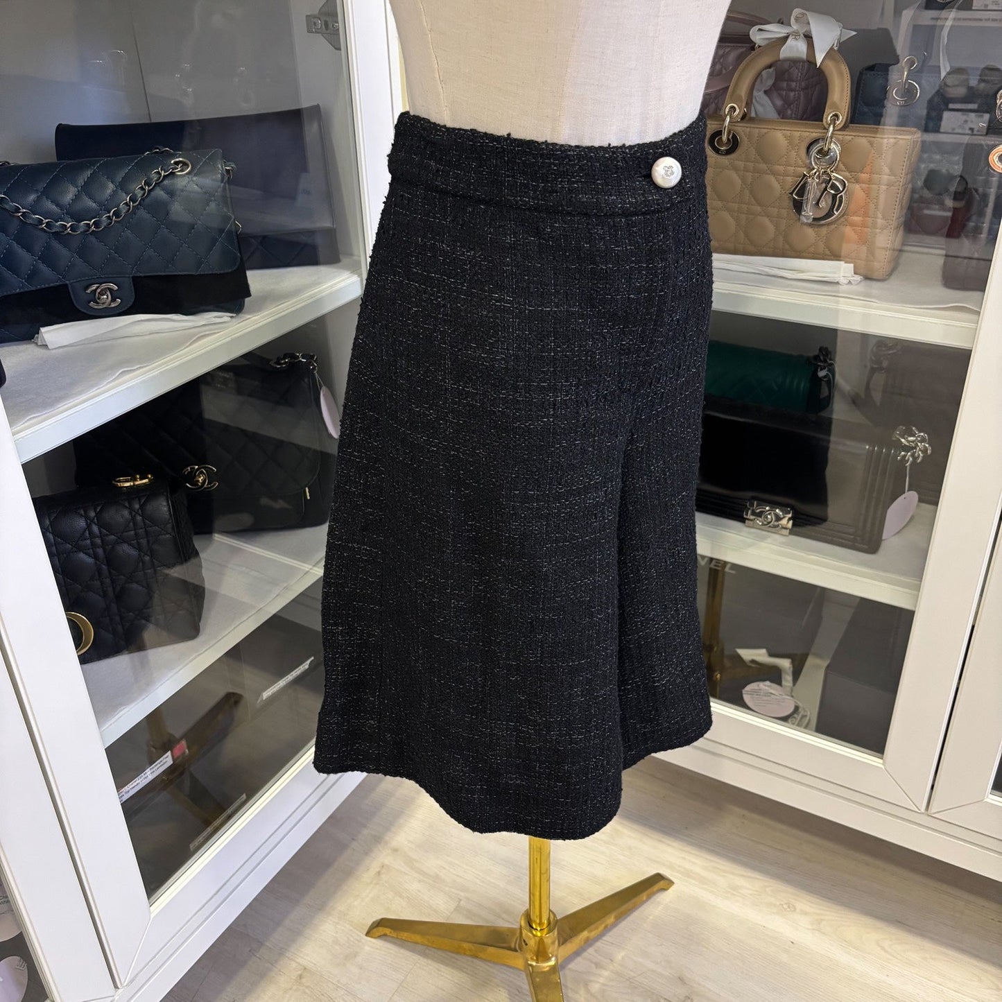 Chanel 25P Bermuda Shorts in Black Viscose / Cotton Tweed Sz 38