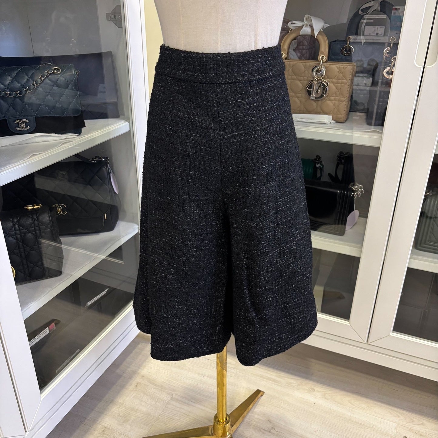 Chanel 25P Bermuda Shorts in Black Viscose / Cotton Tweed Sz 38