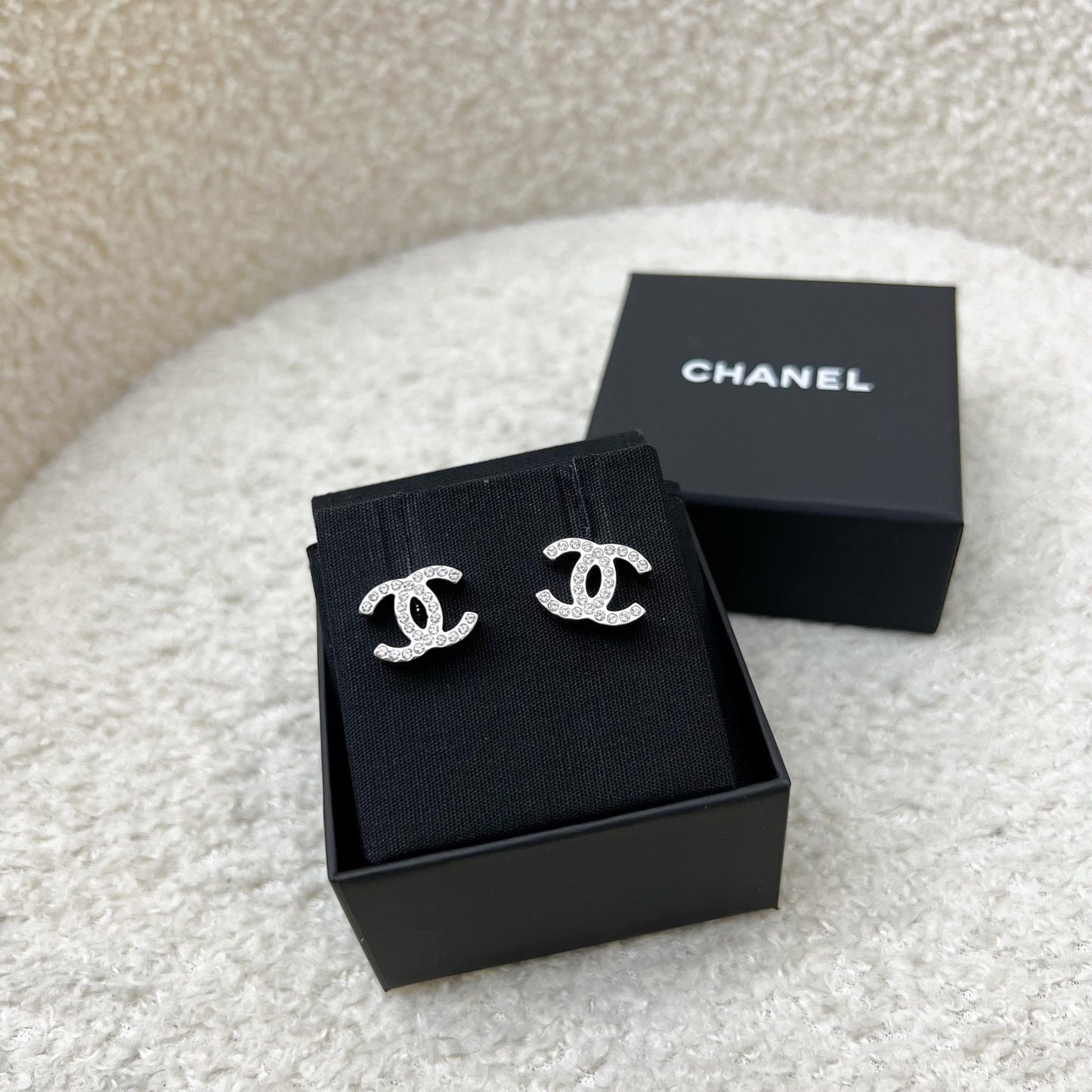 Chanel 25C CC Logo Earrings in SHW