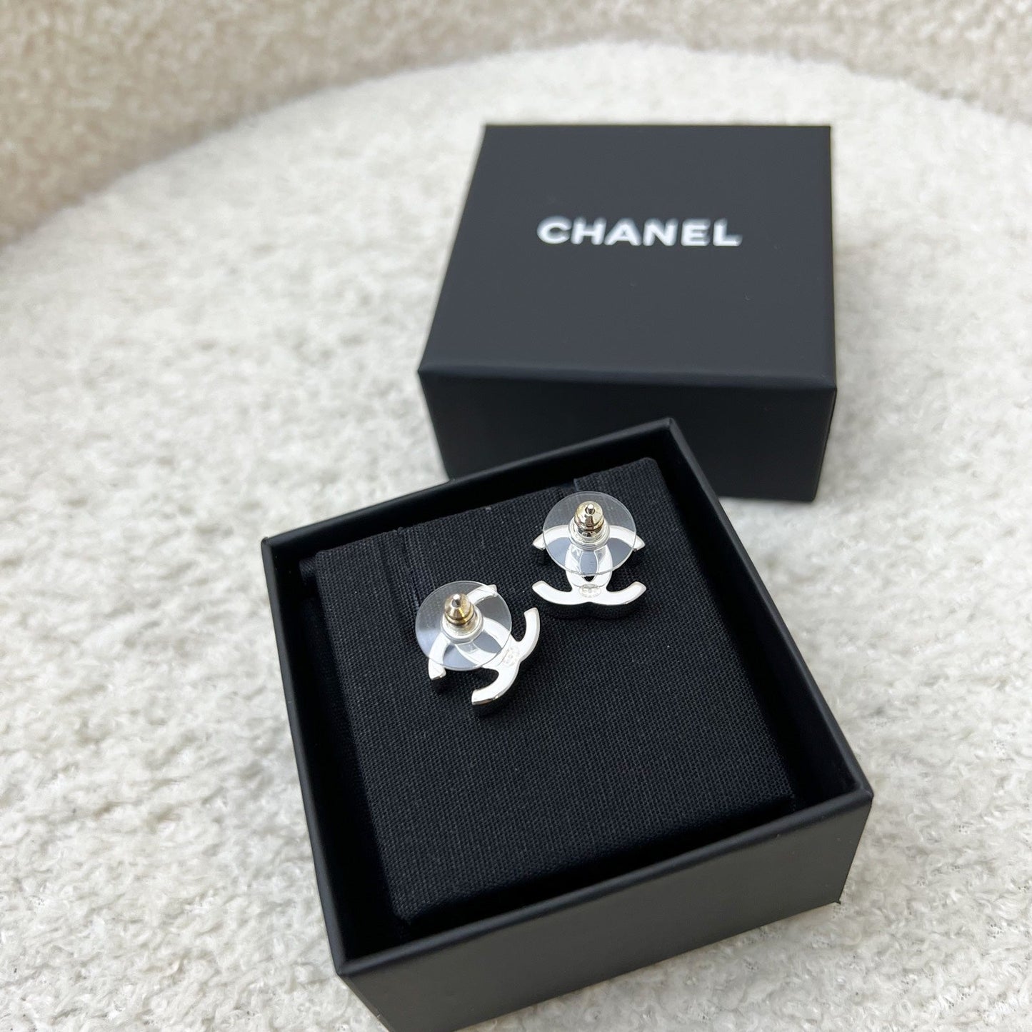 Chanel 25C CC Logo Earrings in SHW