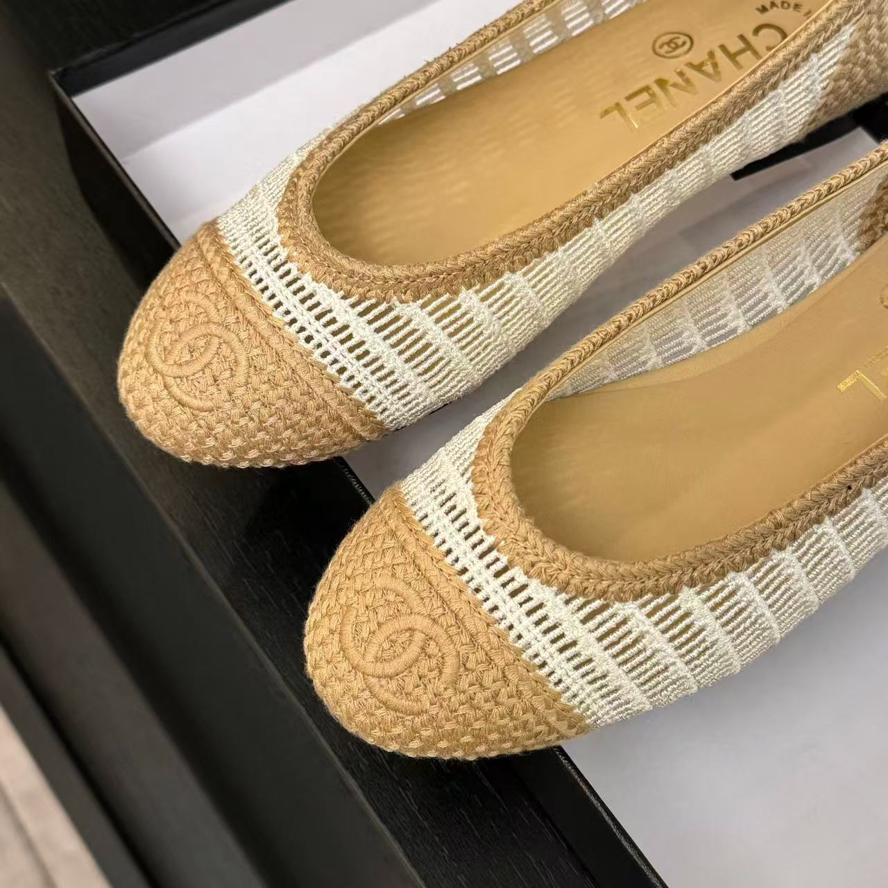 CHANEL 25 Ballet Flat White Beige Raffia