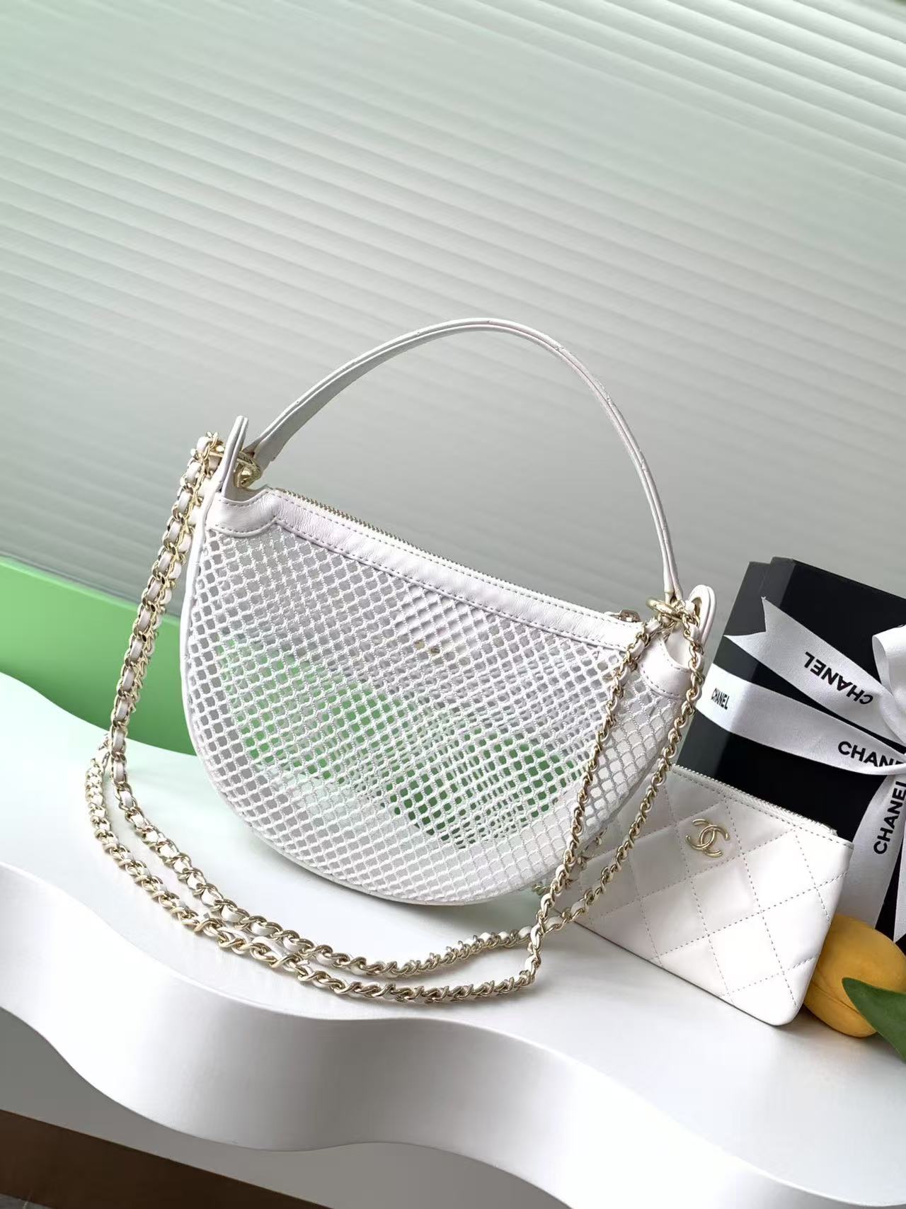 CHANEL 25S White Clutch Bag With Chain