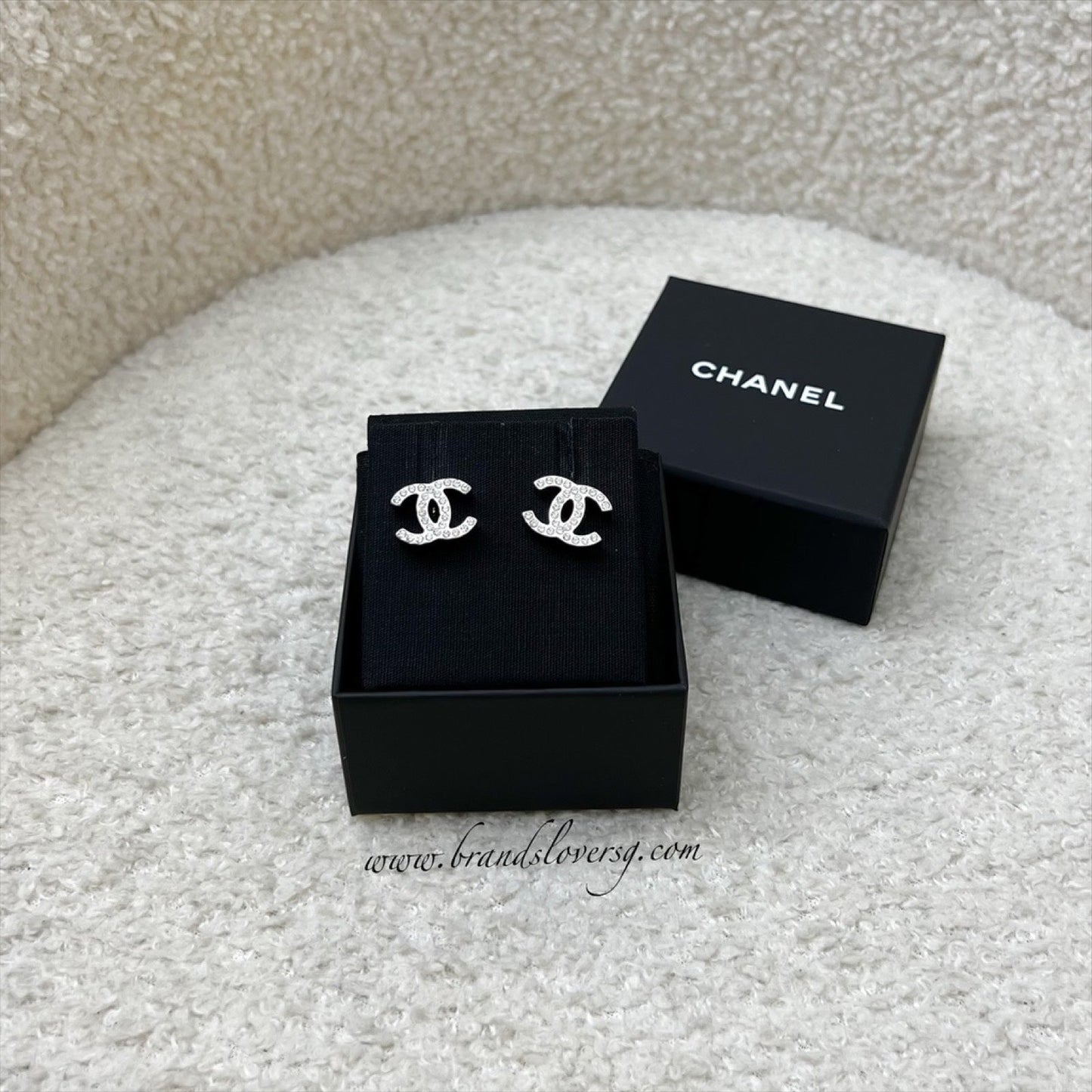 Chanel 25C CC Logo Earrings in SHW
