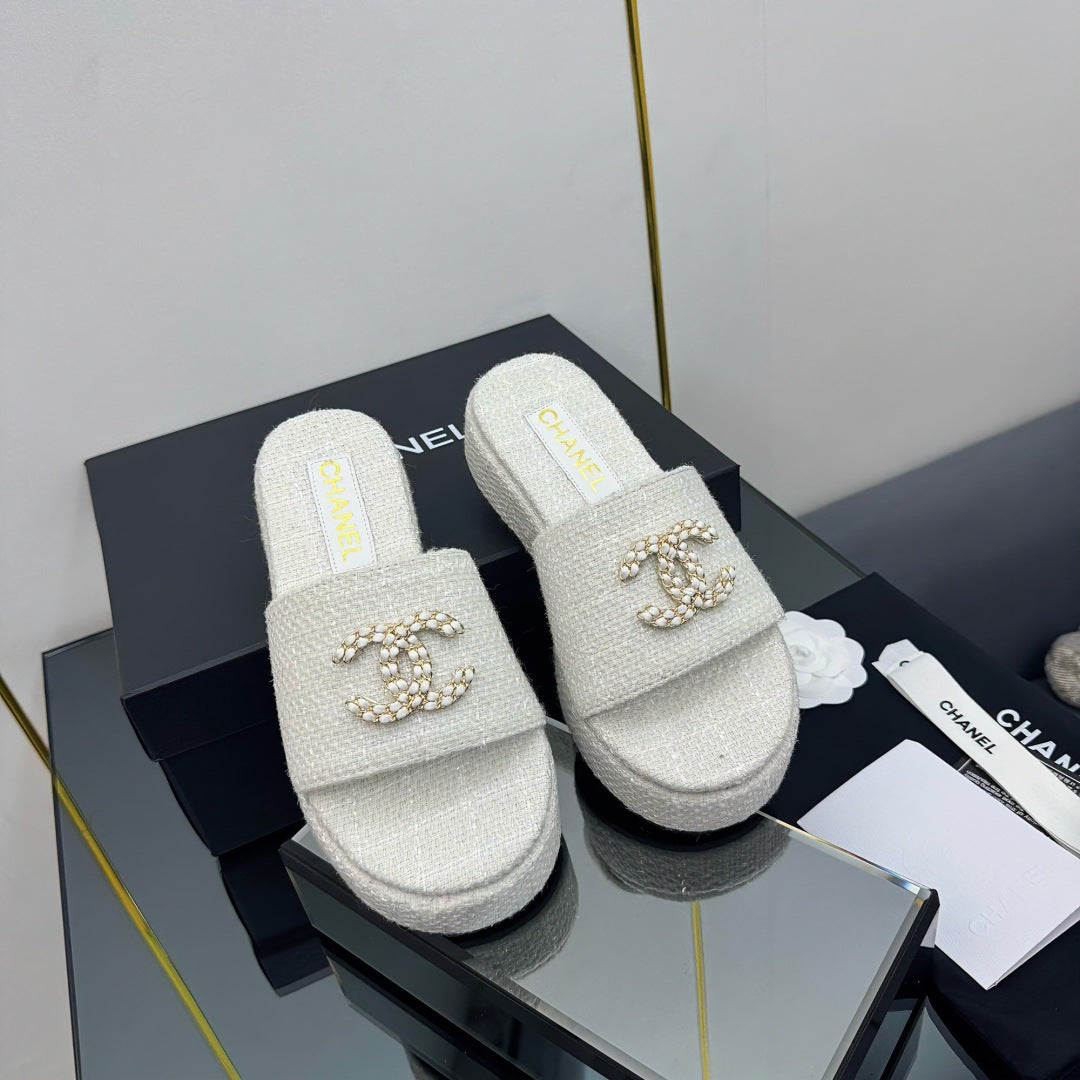 CHANEL 25 Flatform Slide White Fabric 238494