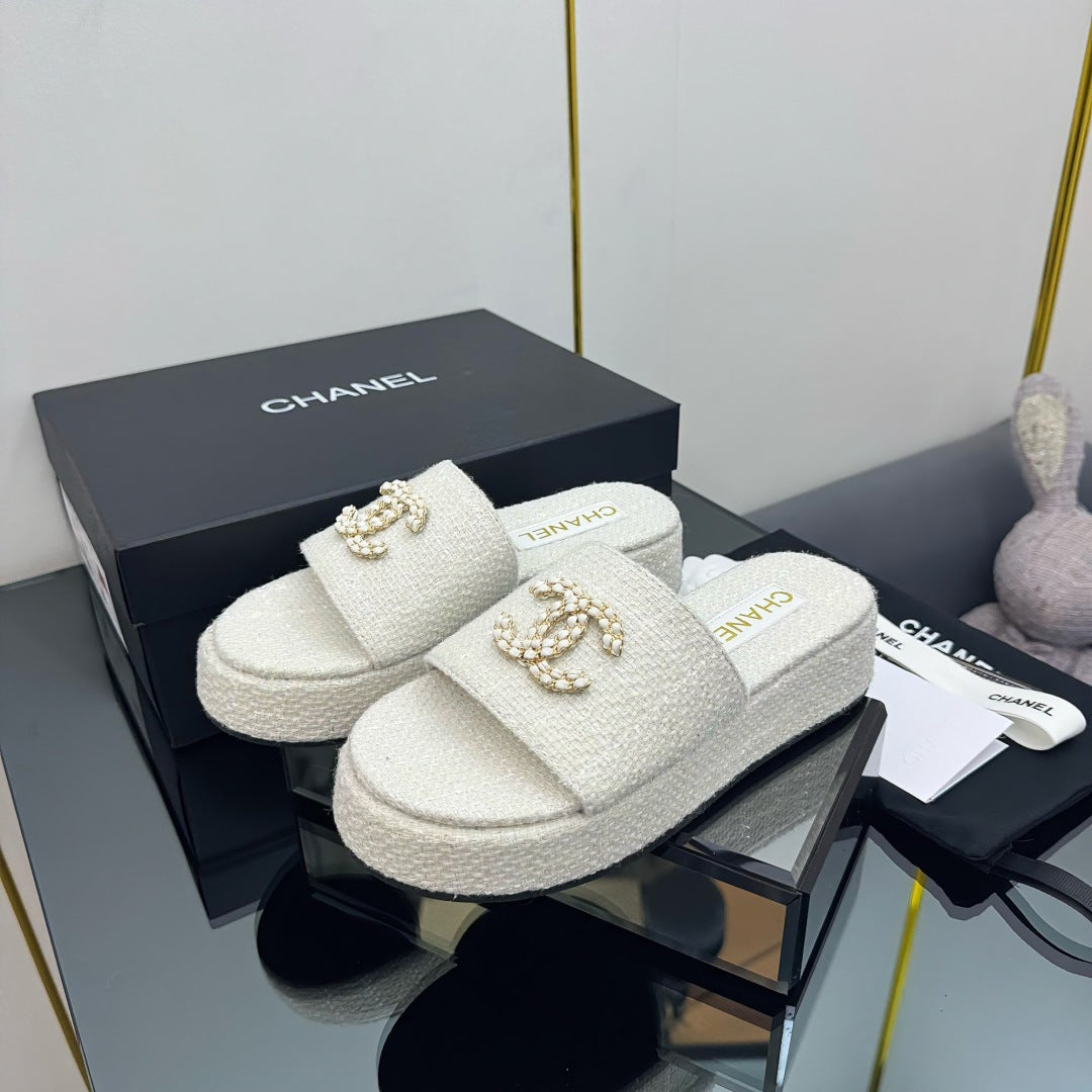CHANEL 25 Flatform Slide White Fabric 238494