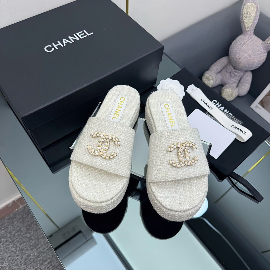 CHANEL 25 Flatform Slide White Fabric 238494