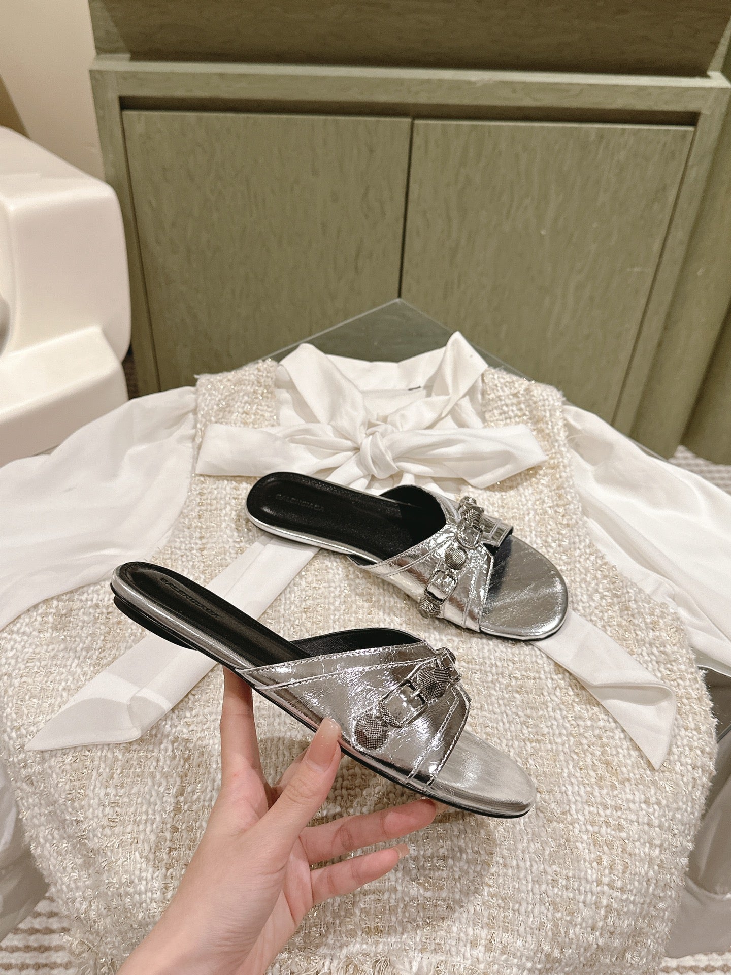 Balanciaga CAGOLE FLAT SANDALS IN SILVER WAX-OIL SHEEPSKIN