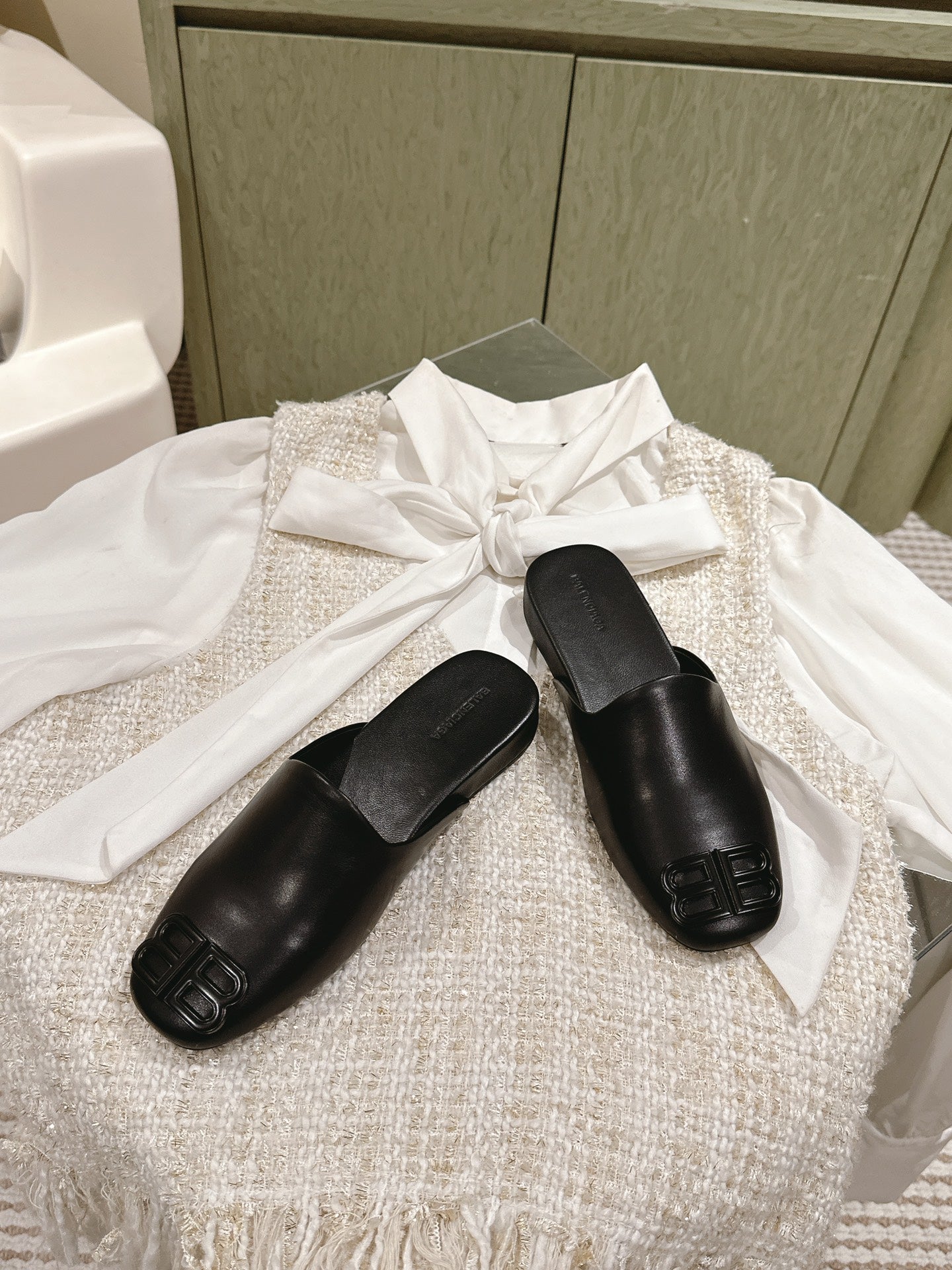 Balanciaga BLACK SHINY LAMBSKIN SQUARE TOE FLAT MULES BLACK BUCKLE