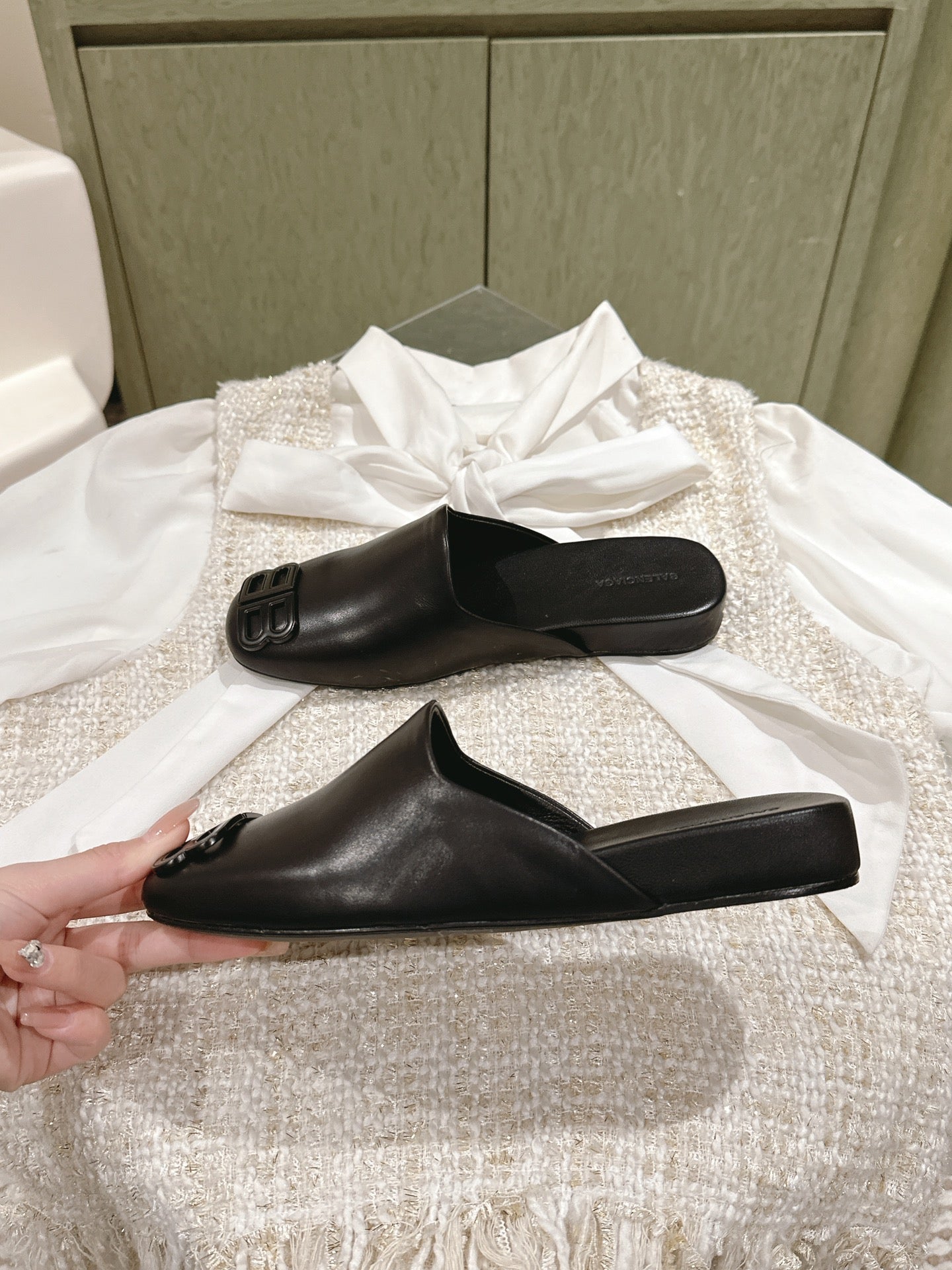 Balanciaga BLACK SHINY LAMBSKIN SQUARE TOE FLAT MULES BLACK BUCKLE