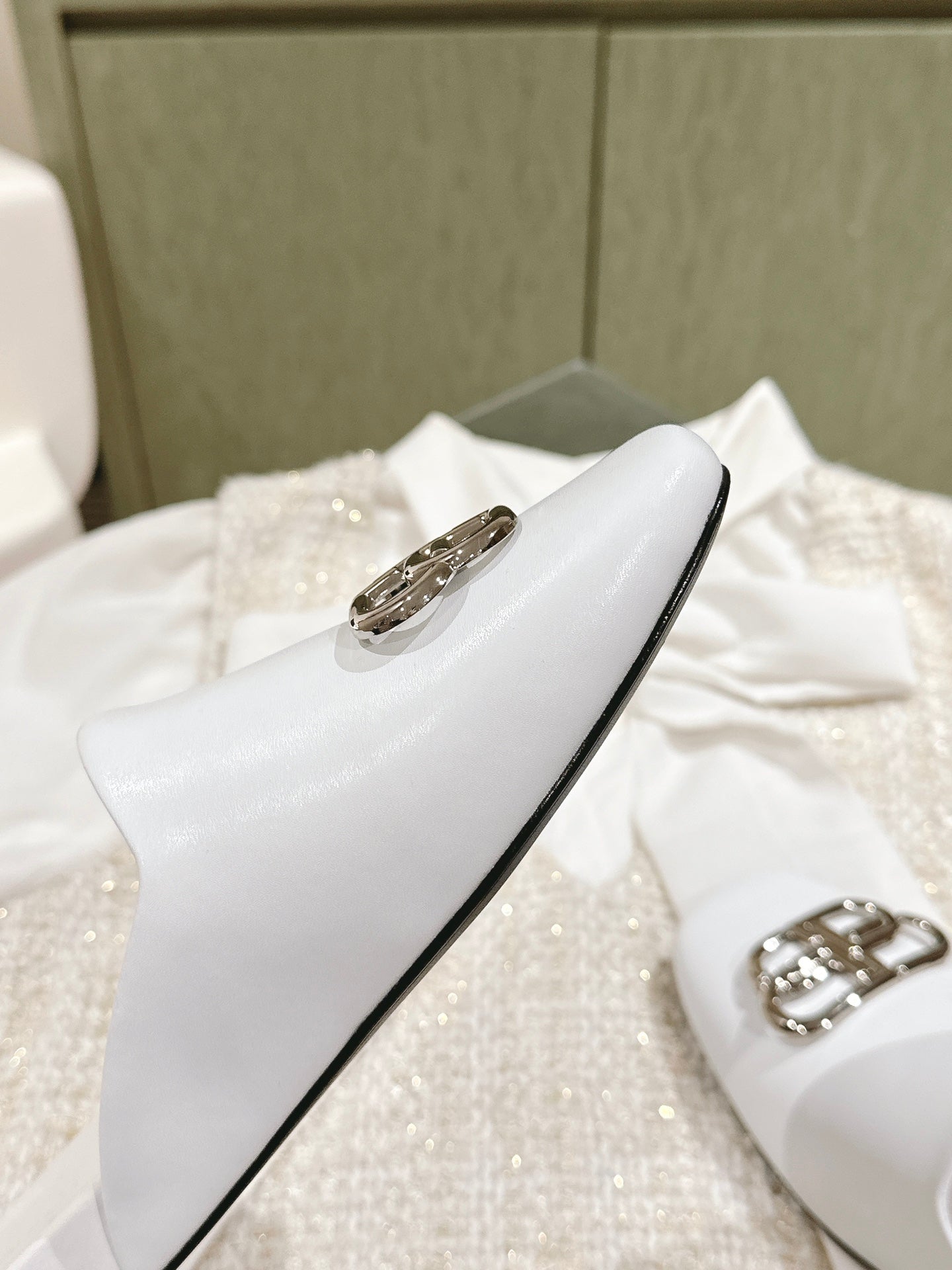Balanciaga FLAT MULES IN WHITE SMOOTH CALFSKIN SILVER BUCKLE