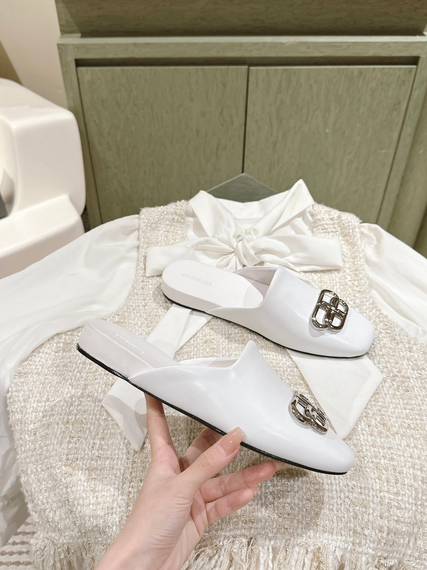 Balanciaga FLAT MULES IN WHITE SMOOTH CALFSKIN SILVER BUCKLE