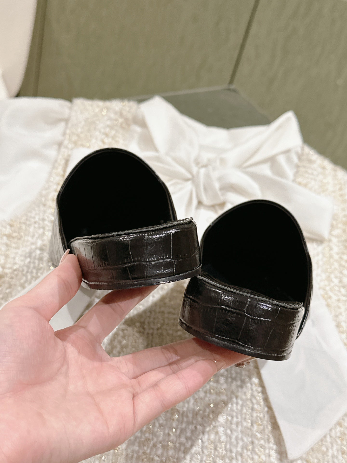 Balanciaga FLAT MULES IN BLACK CROCODILE EMBOSSED GLOSSY CALFSKIN