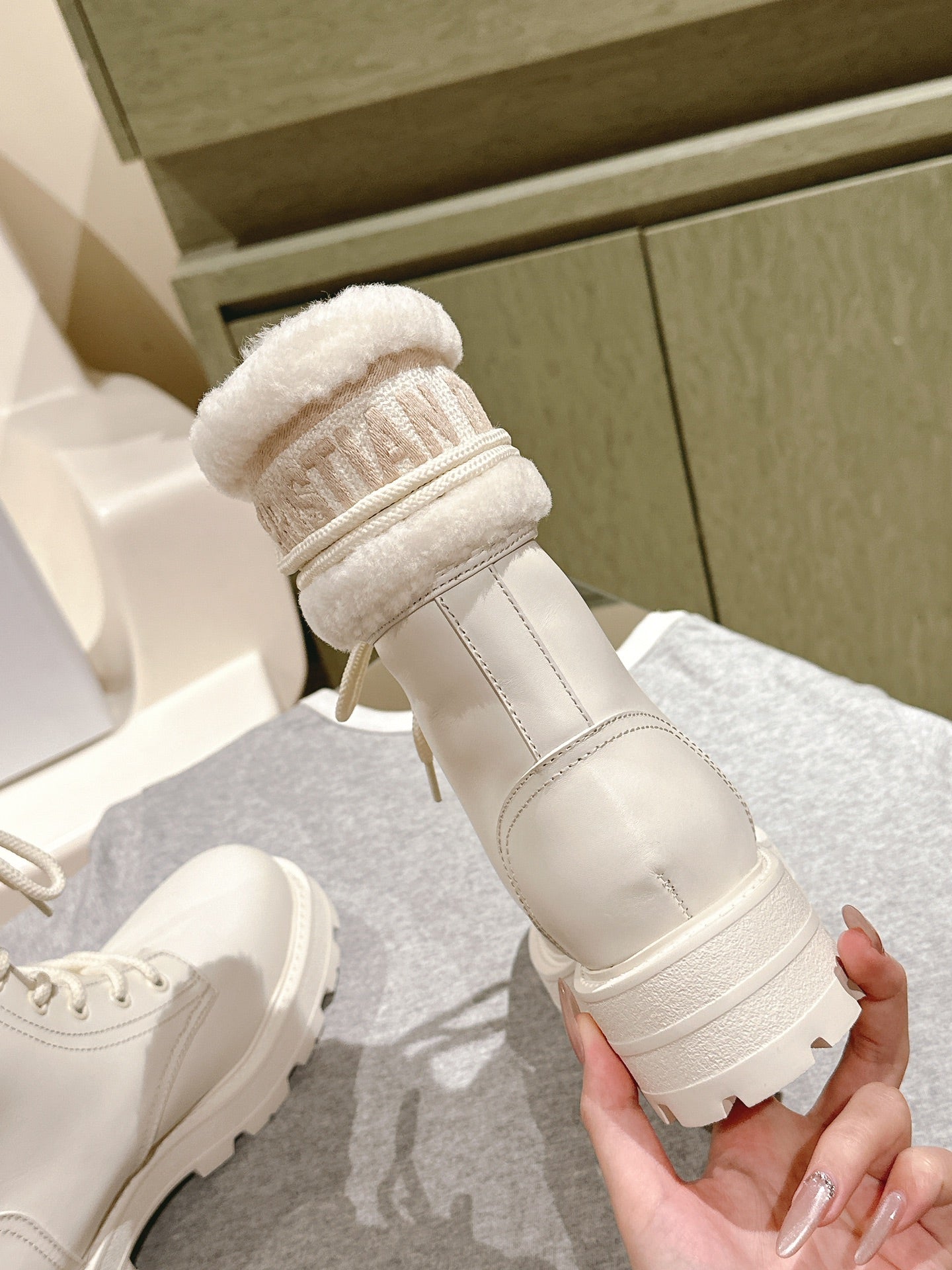 DIOR Ankle Boots In White Calfskin With Wool Fleece Lining 995818