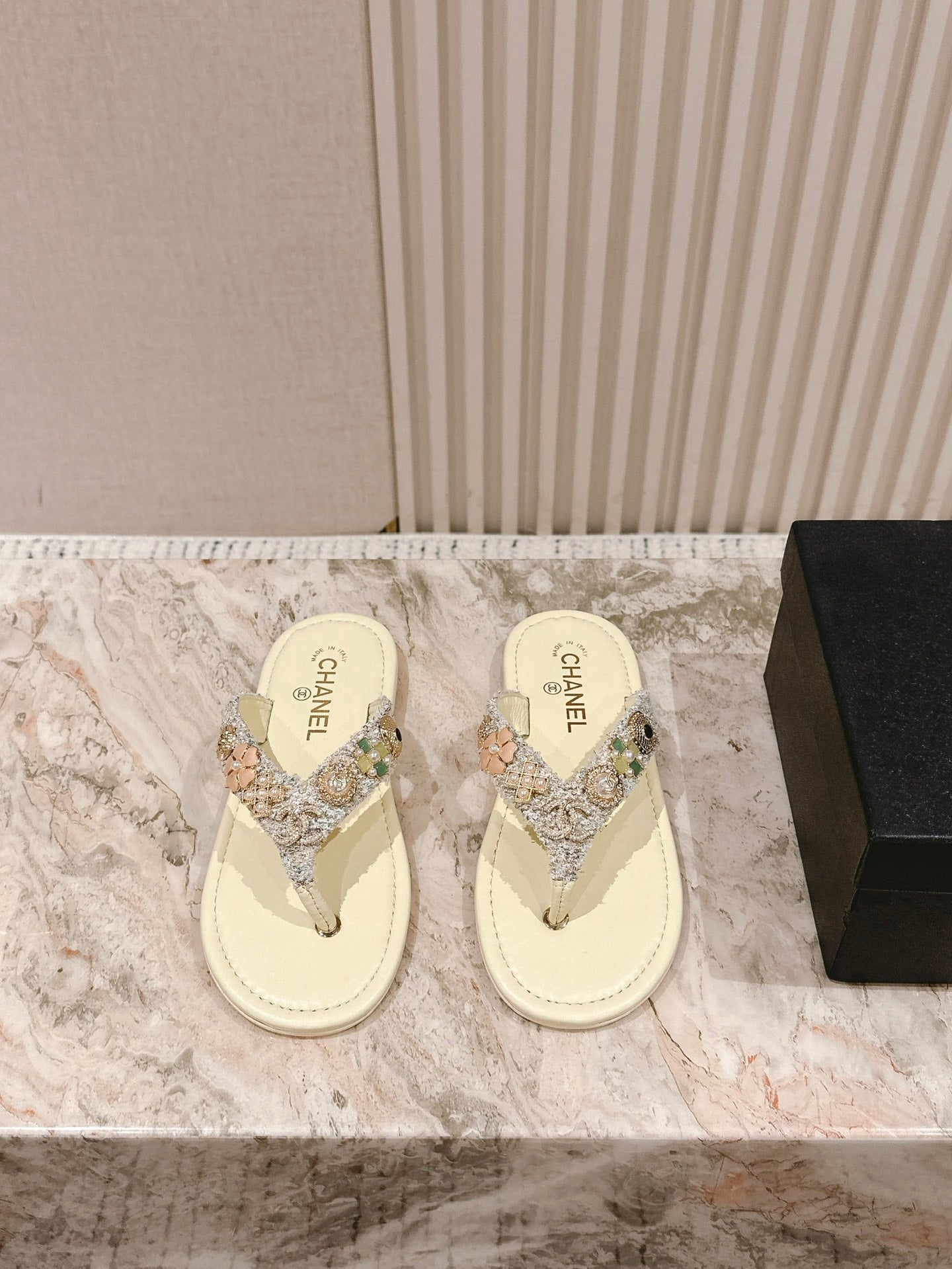 CHANEL 25 Thong Sandal sheepskin 267855