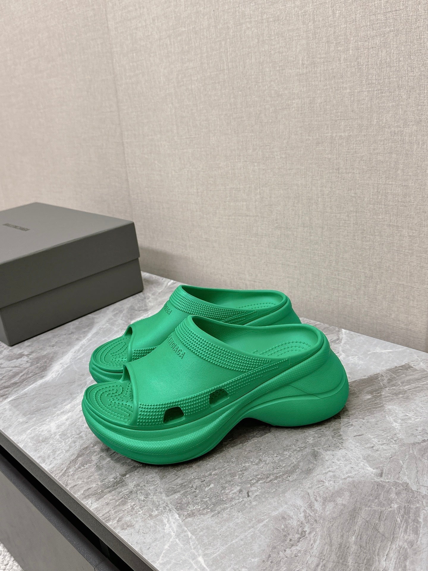 Balanciaga POOL CROCS SLIDE SANDAL IN GREEN RUBBER
