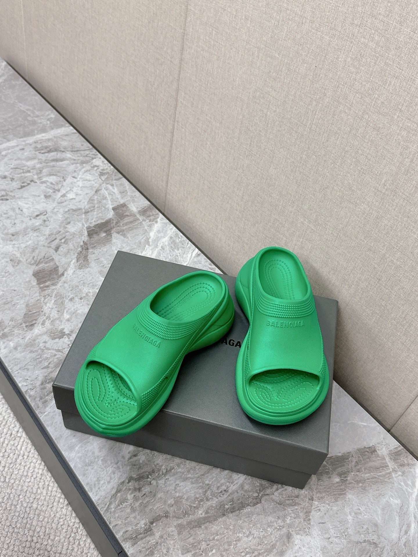 Balanciaga POOL CROCS SLIDE SANDAL IN GREEN RUBBER