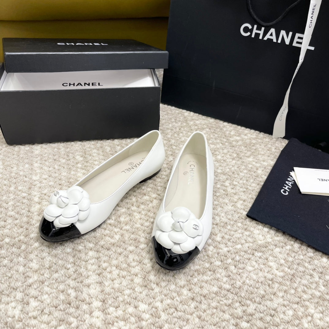 CHANEL ballet flat flower white calfskin black patent calfskin