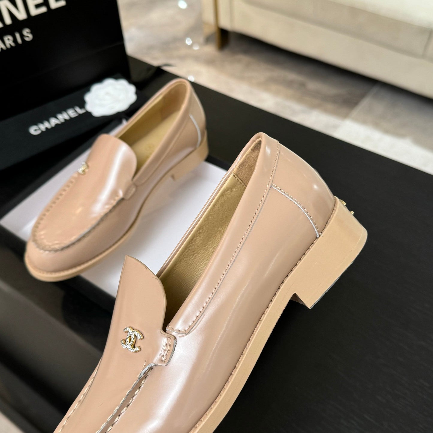 CHANEL 25C Moccasins Beige Patent Leather