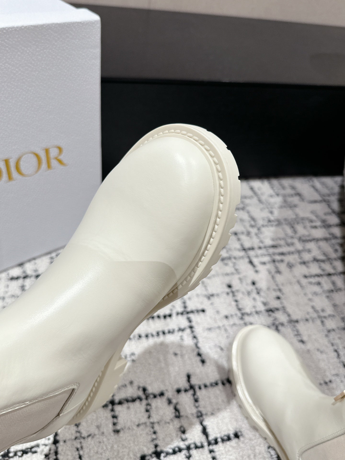 DIOR Miss DIOR Chelsea Boots In White Calfskin 103728