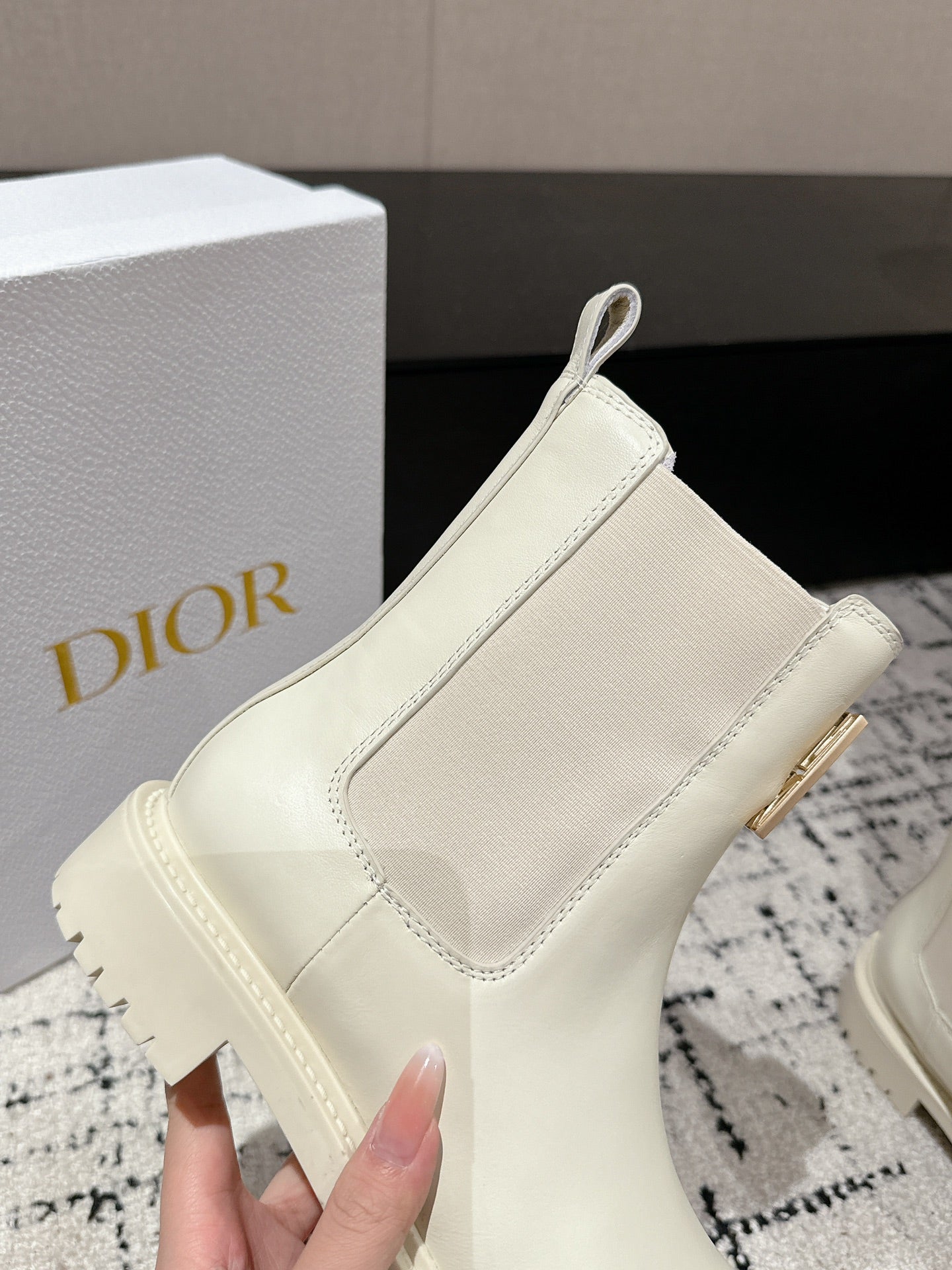 DIOR Miss DIOR Chelsea Boots In White Calfskin 103728