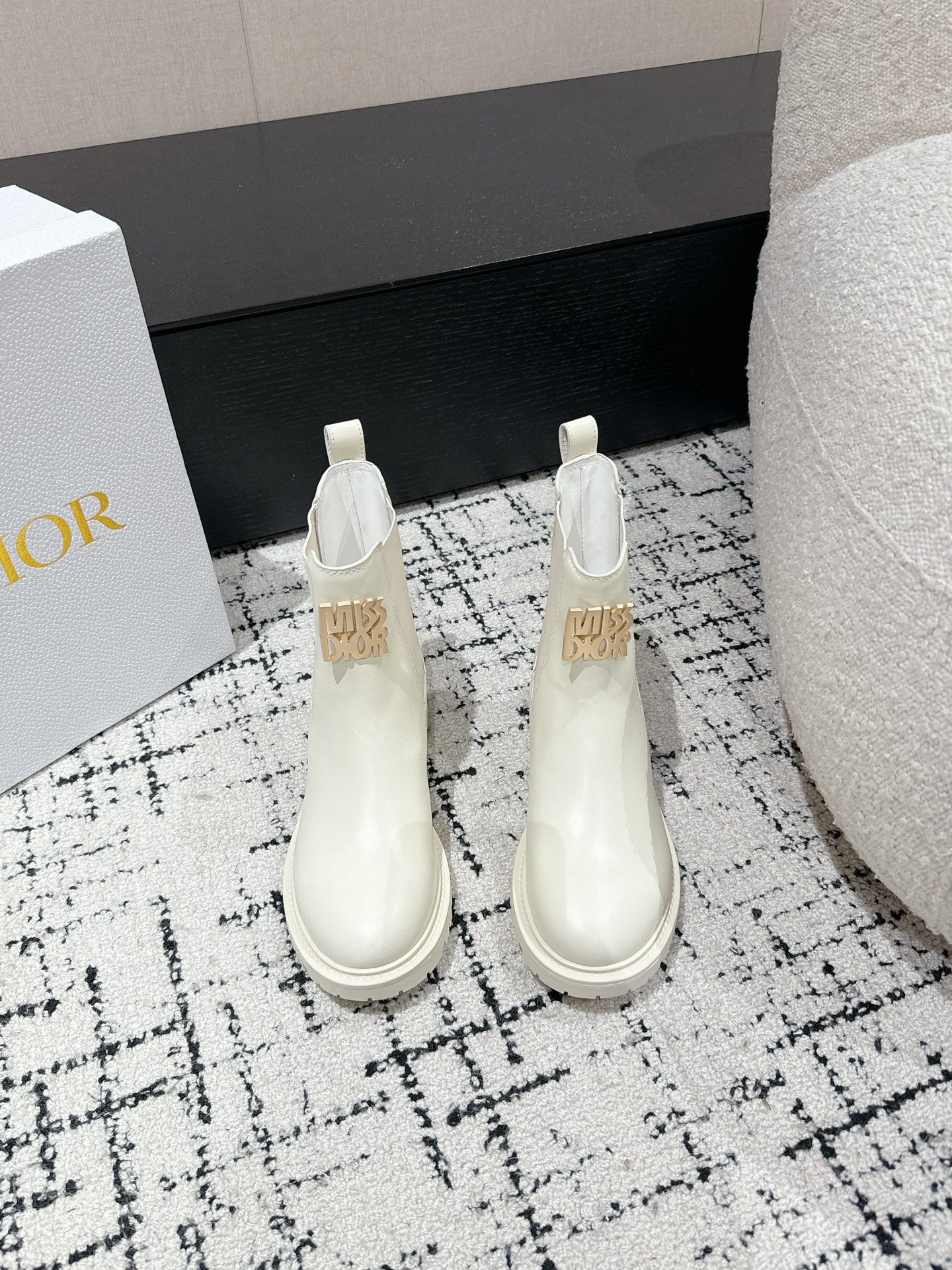 DIOR Miss DIOR Chelsea Boots In White Calfskin 103728
