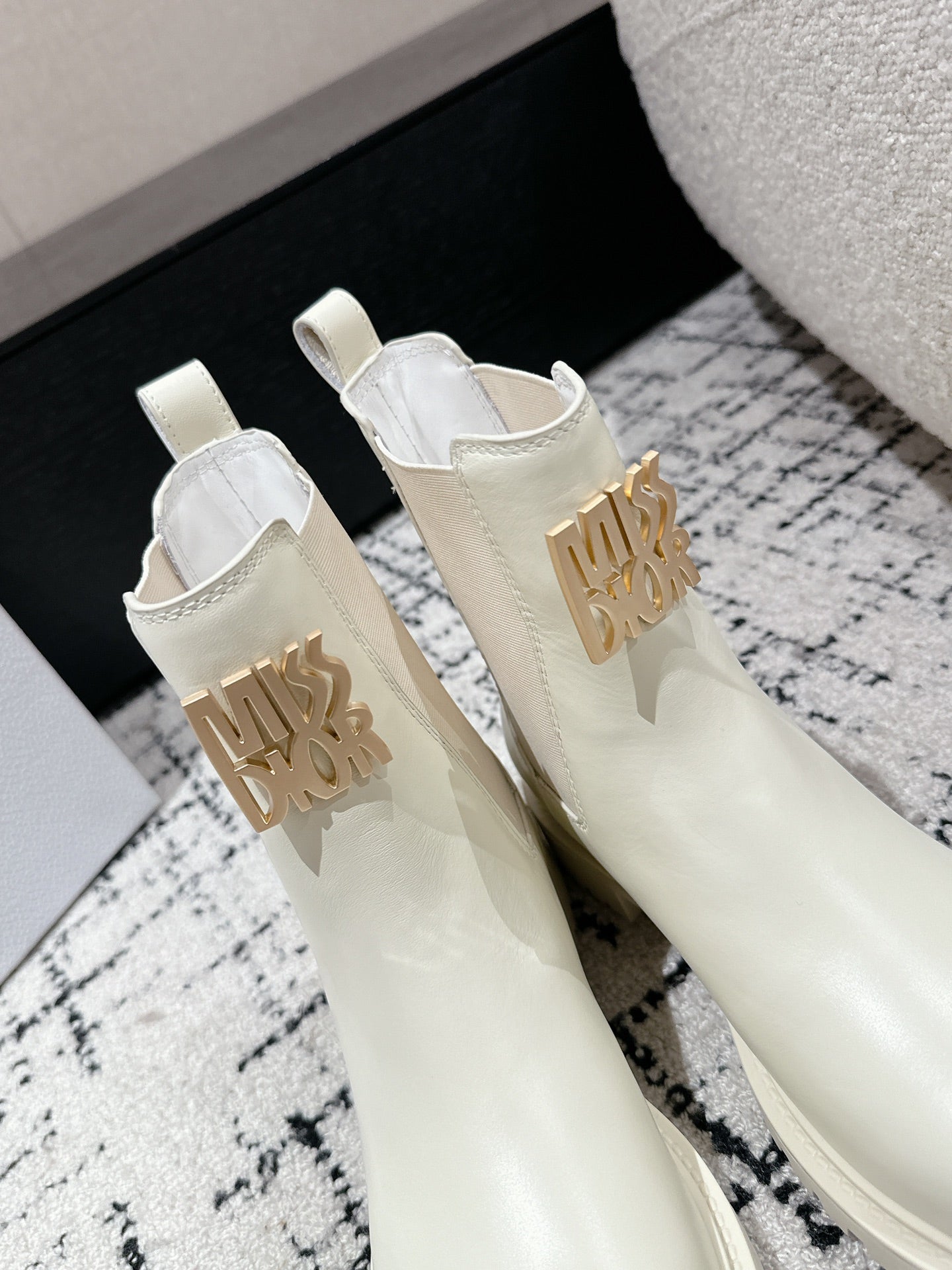 DIOR Miss DIOR Chelsea Boots In White Calfskin 103728