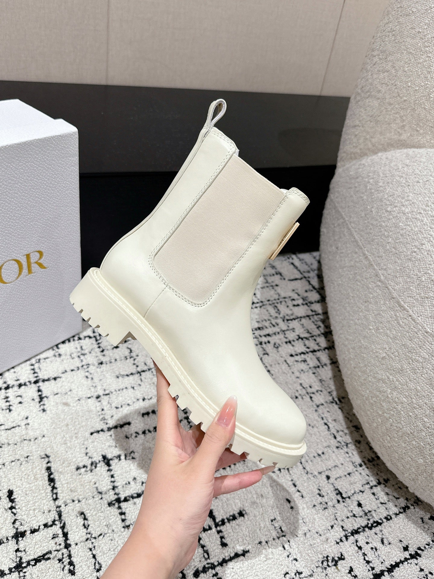 DIOR Miss DIOR Chelsea Boots In White Calfskin 103728