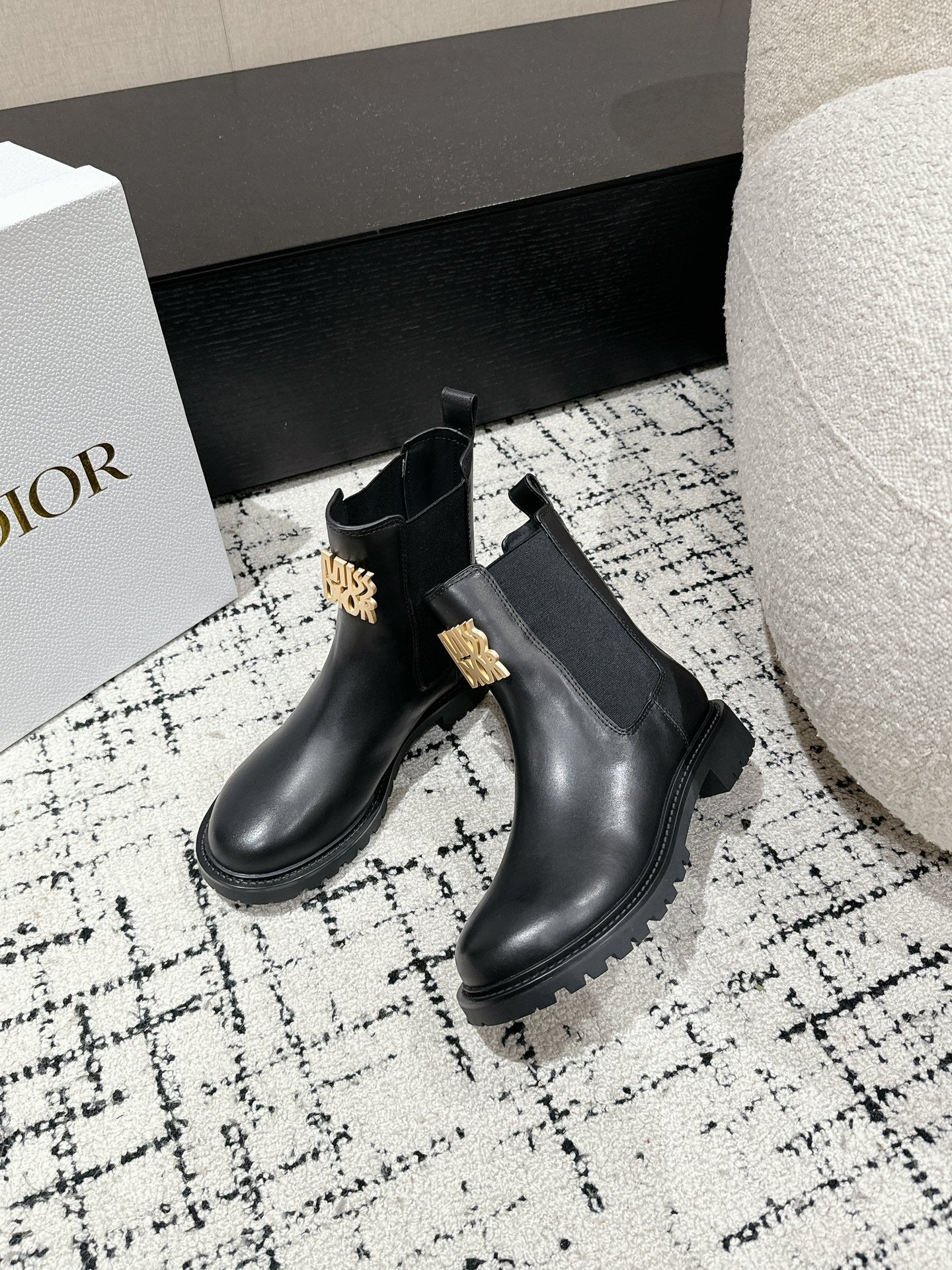DIOR Miss DIOR Chelsea Boots In Black Calfskin 103729