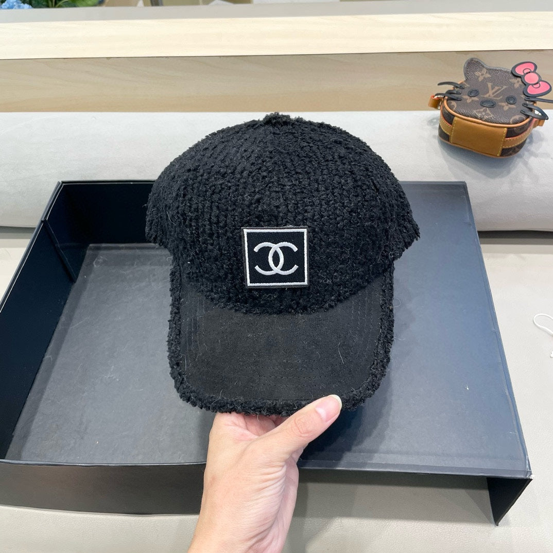CHANEL BASEBALL CAP IN BLACK SHEARLING 422433