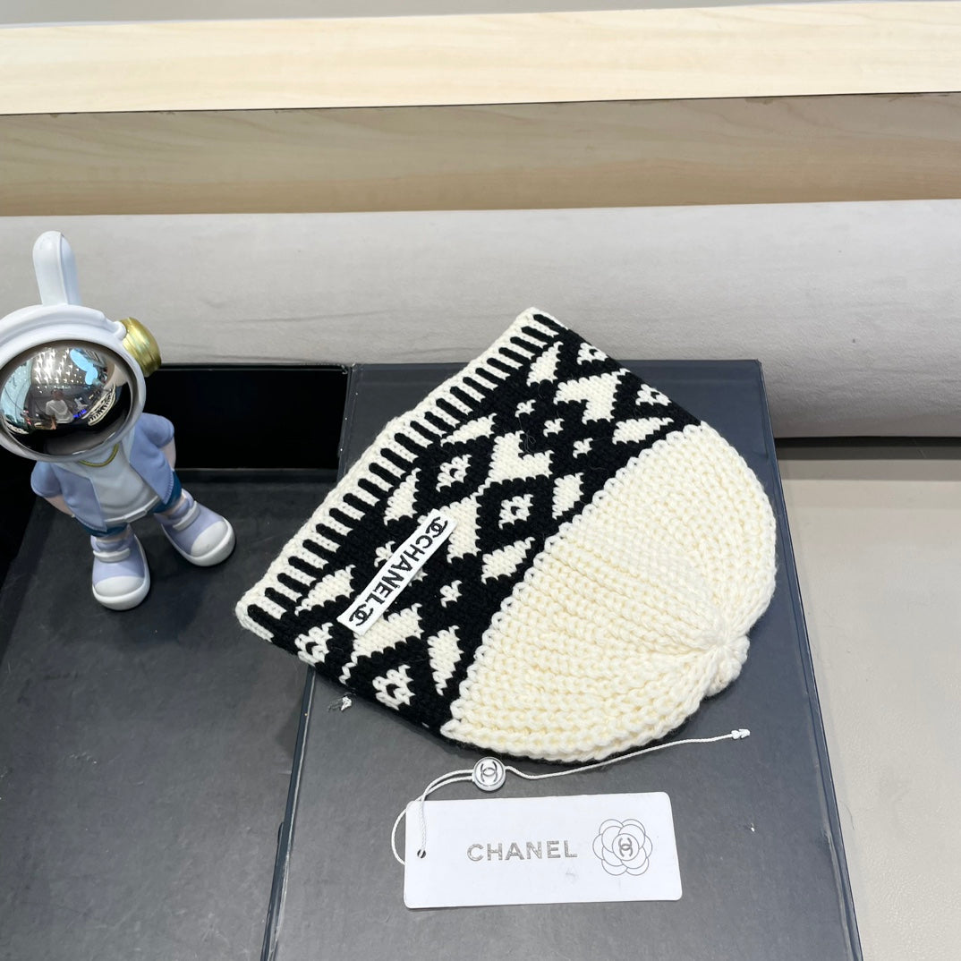 CHANEL BEANIE HAT IN WHITE MIX BLACK WOOL 431697