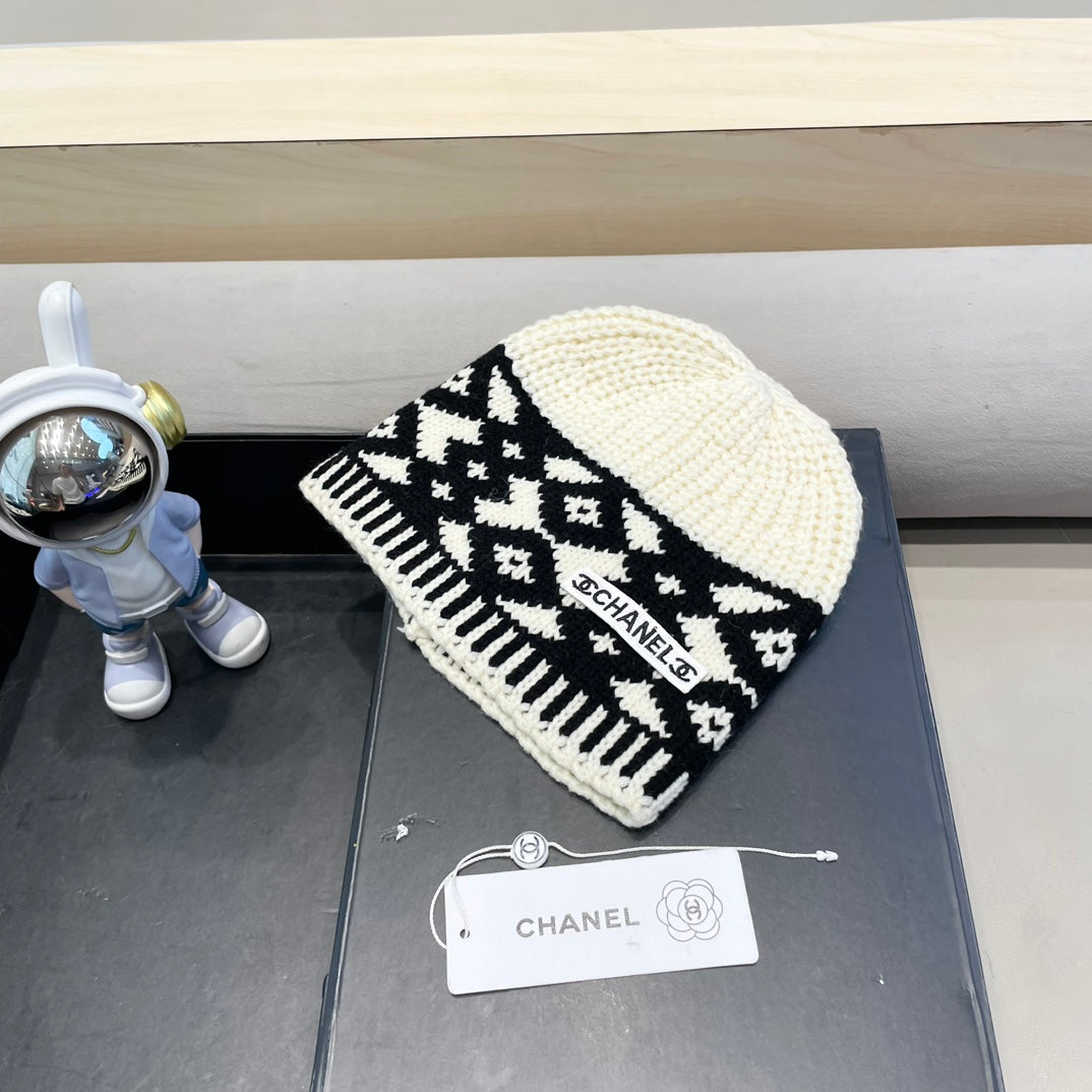 CHANEL BEANIE HAT IN WHITE MIX BLACK WOOL 431697