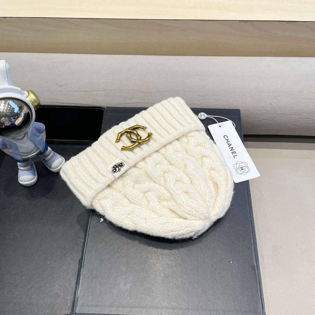 CHANEL BEANIE HAT IN WHITE WOOL 431705