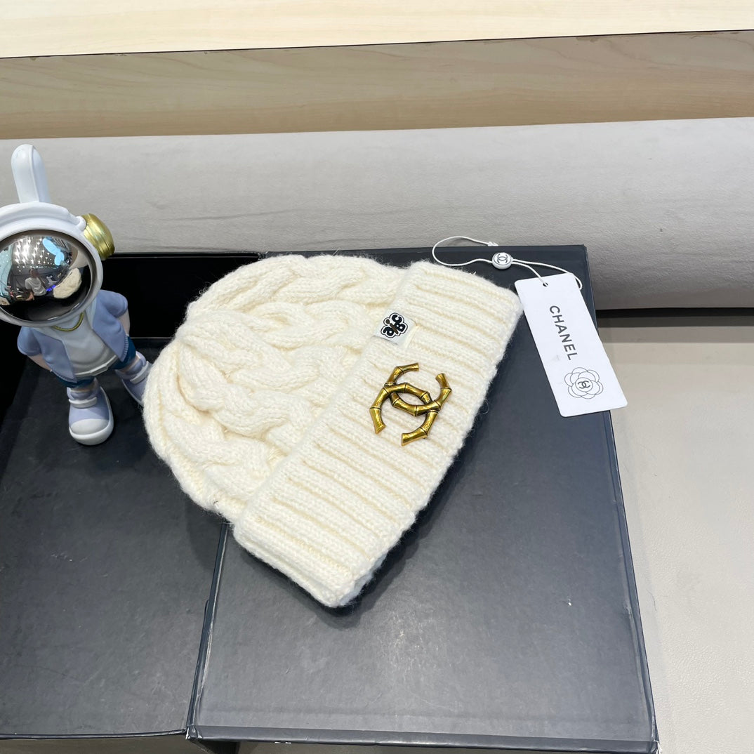 CHANEL BEANIE HAT IN WHITE WOOL 431705