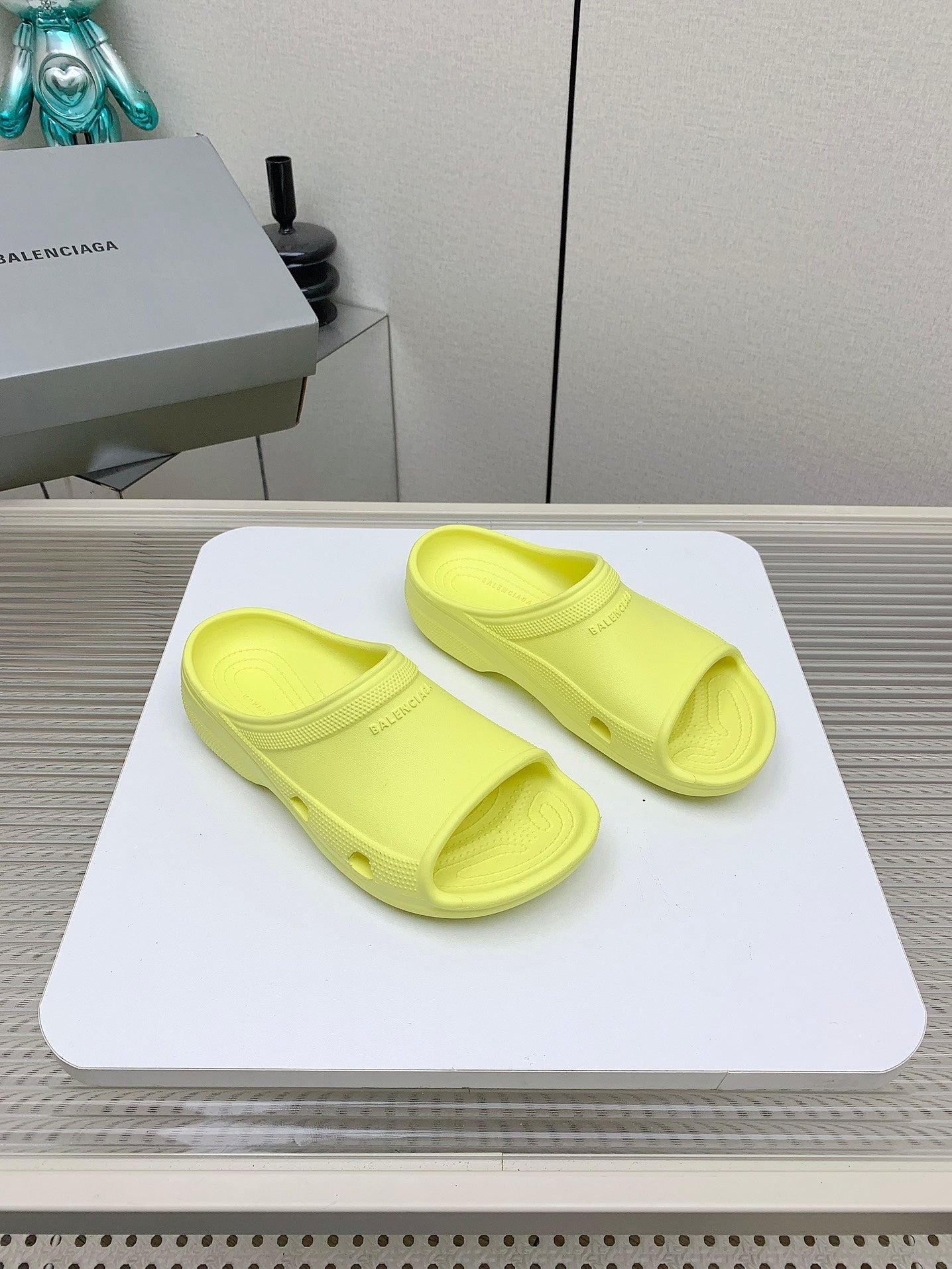Balanciaga POOL CROCS IN MANZ YELLOW RUBBER