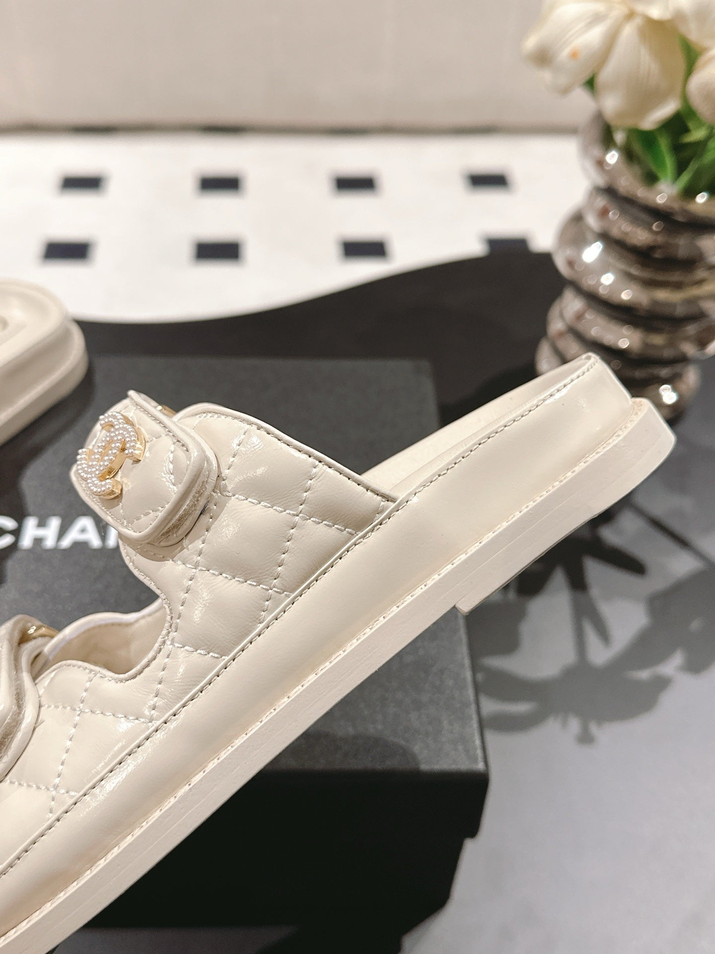 CHANEL 25 Dad Sandal Mule Beige Cream Patent Leather 237577